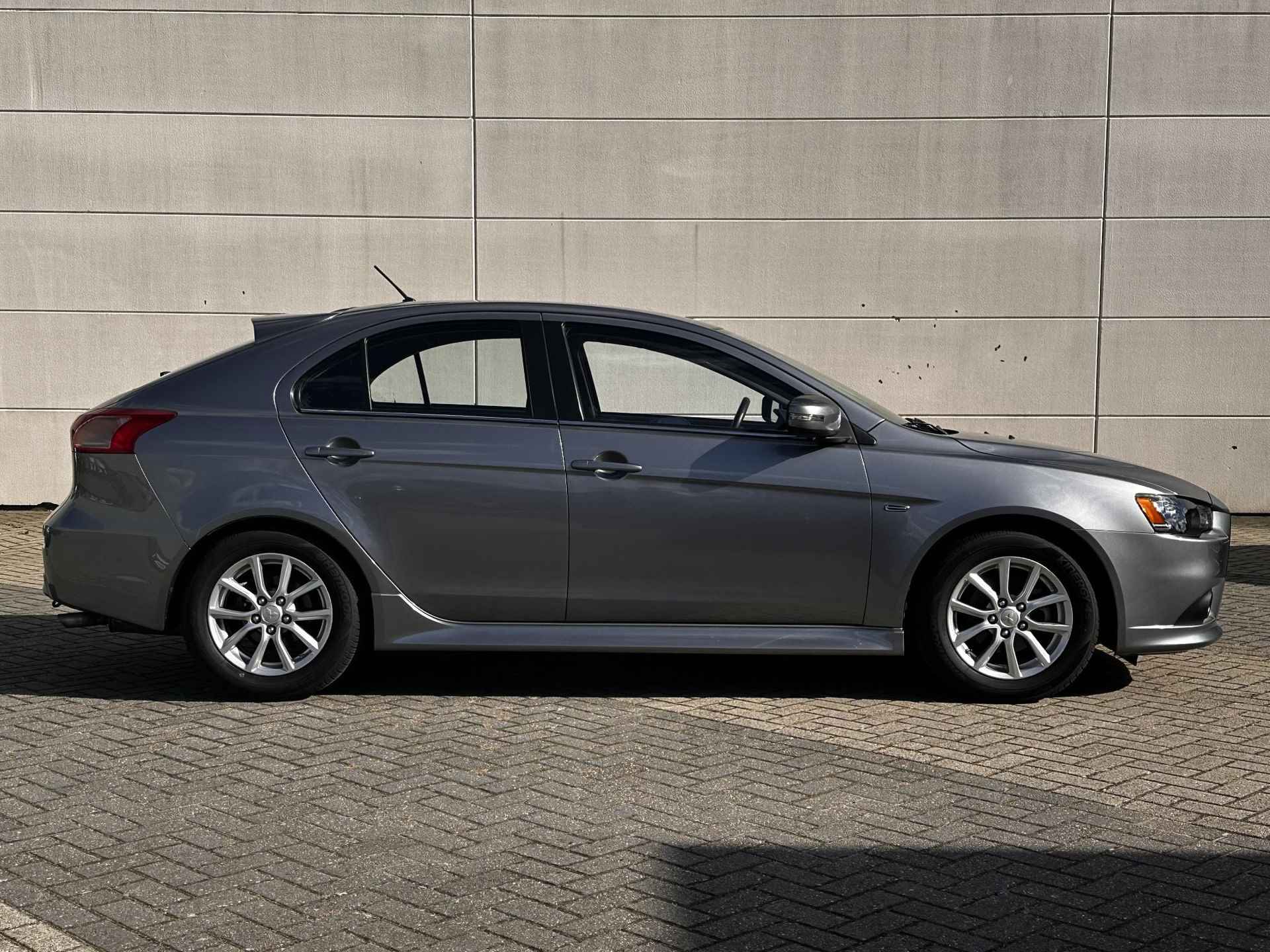 Mitsubishi Lancer Sportback 1.6 Limited Edition / Stoelverwarming / Trekhaak / vier-seizoensbanden / Climate Control / - 16/25