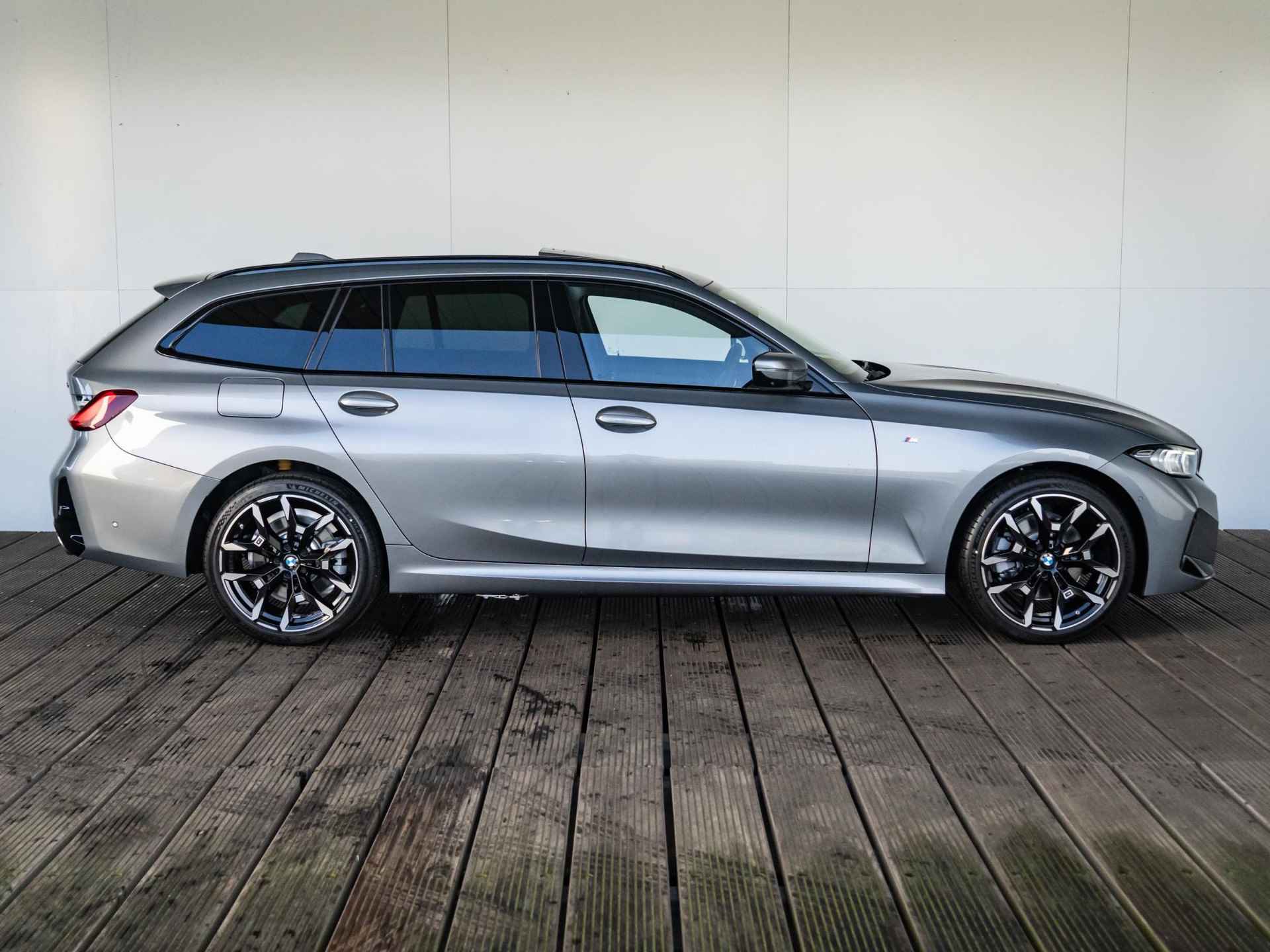 BMW 3 Serie 330e Touring | M Sportpakket | Innovation Pack | Comfort Pack - 4/62