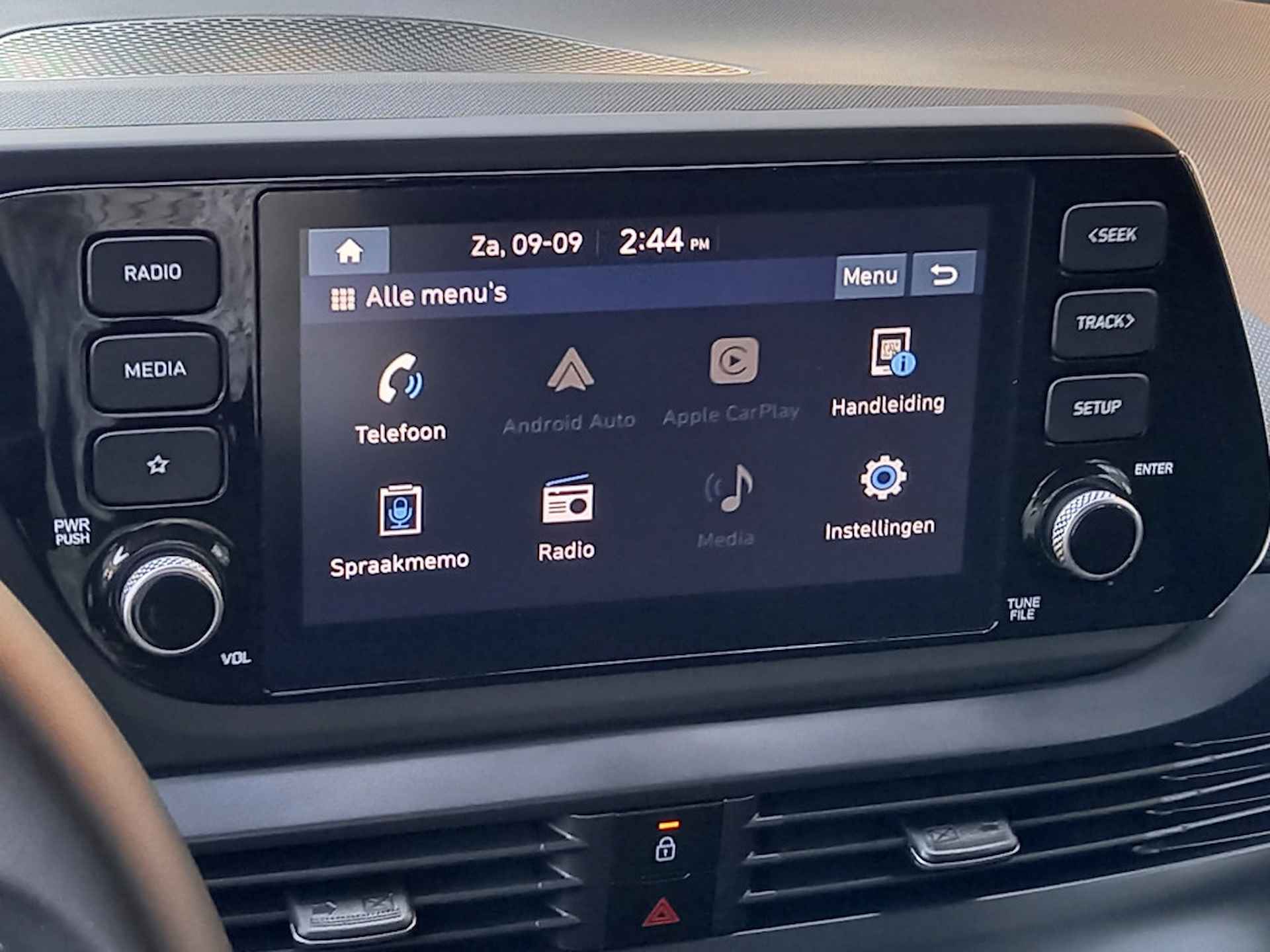 Hyundai i20 1.0 T-GDI Comfort | Camera | Apple Carplay | Lichtmetalen Velgen Auto staat in Moordrecht - 18/37