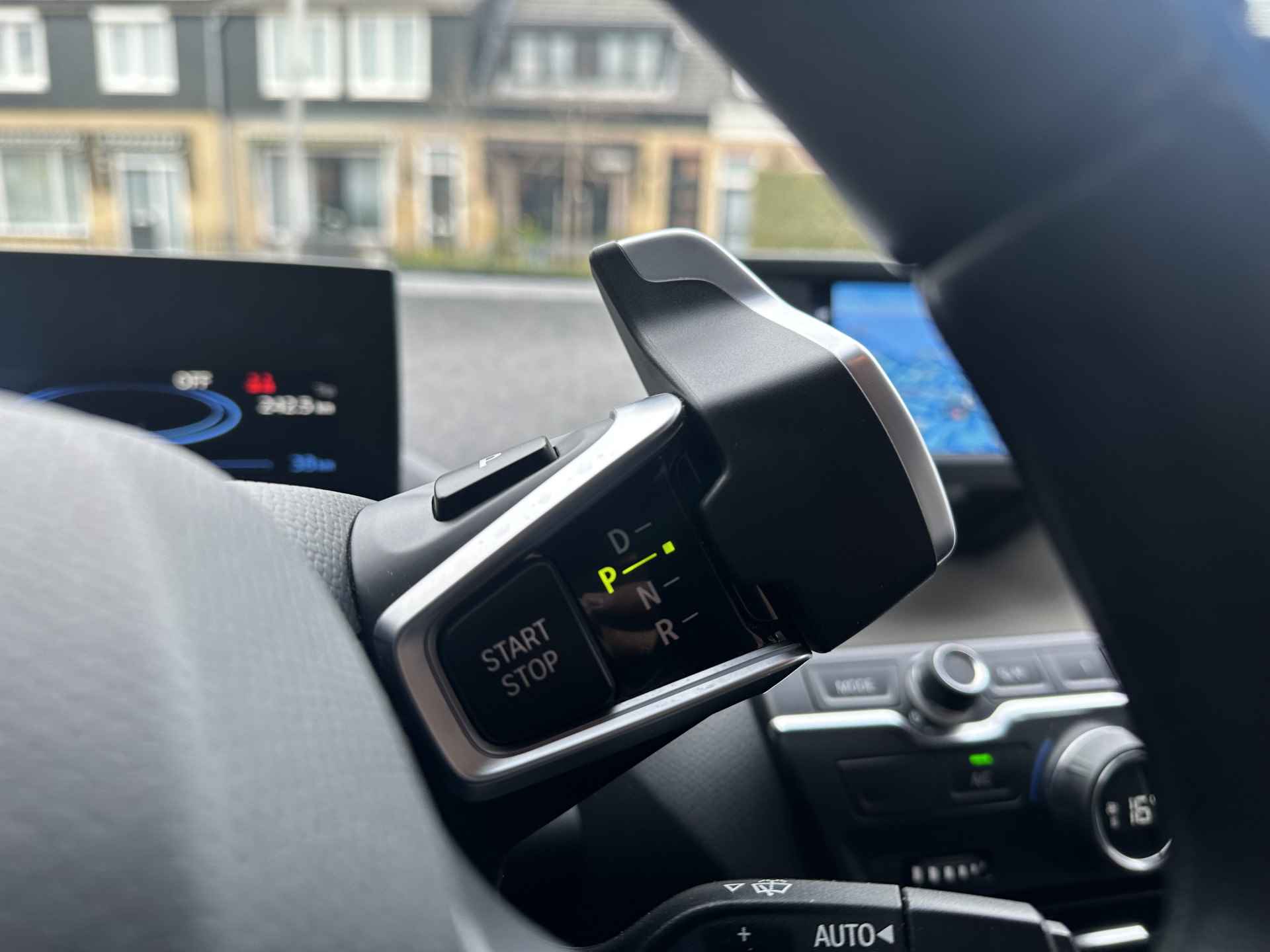 BMW i3 Basis 120Ah 42 kWh Ontvang nu € 2.000 subsidie Parkeer sensors voor en achter/Achteruit rij camera/Navi - 22/34