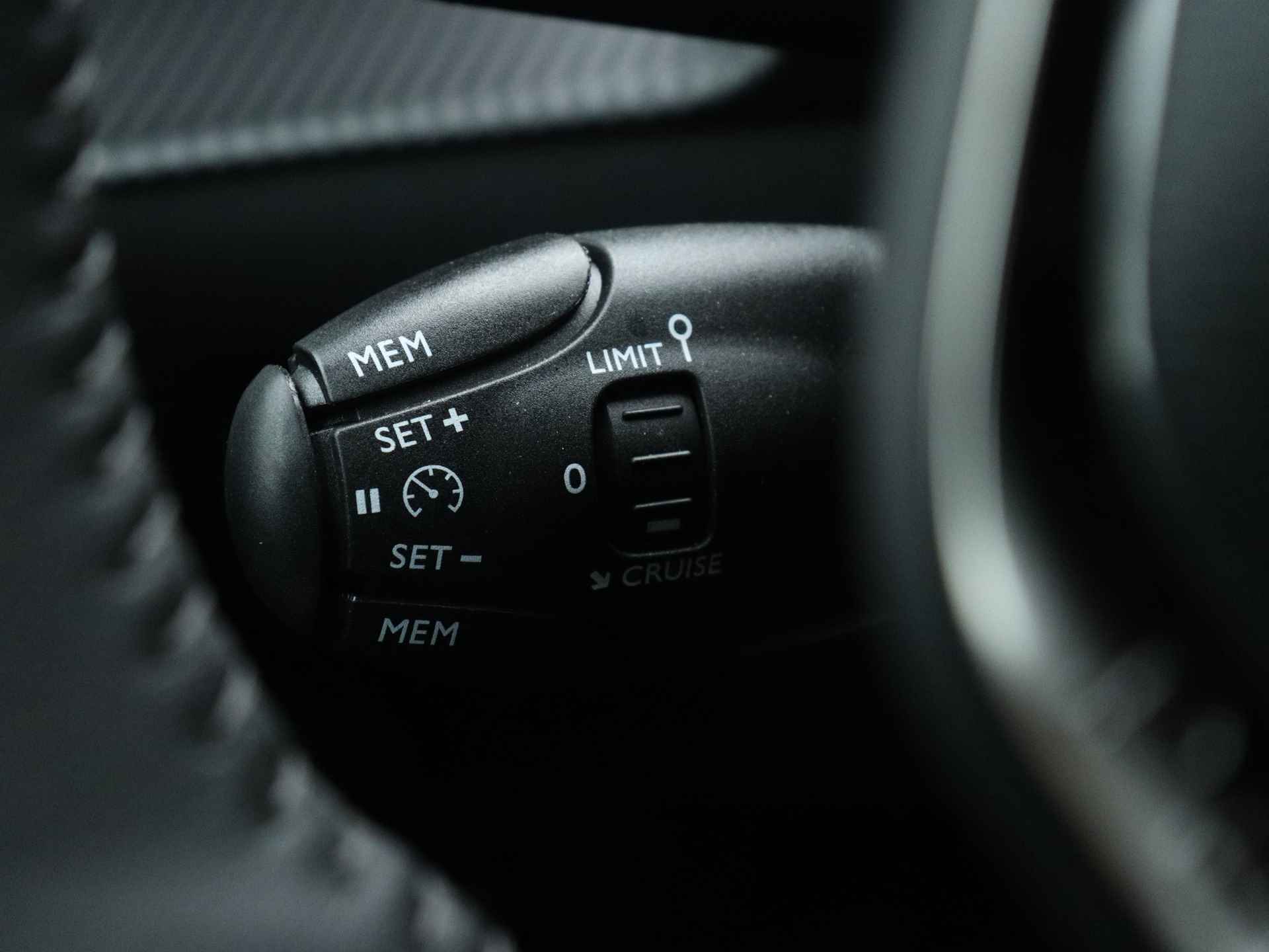Peugeot e-208 Allure Limited | 136Pk | Navigatie | Parkeersensoren achter | Lichtmetalen velgen | - 25/43