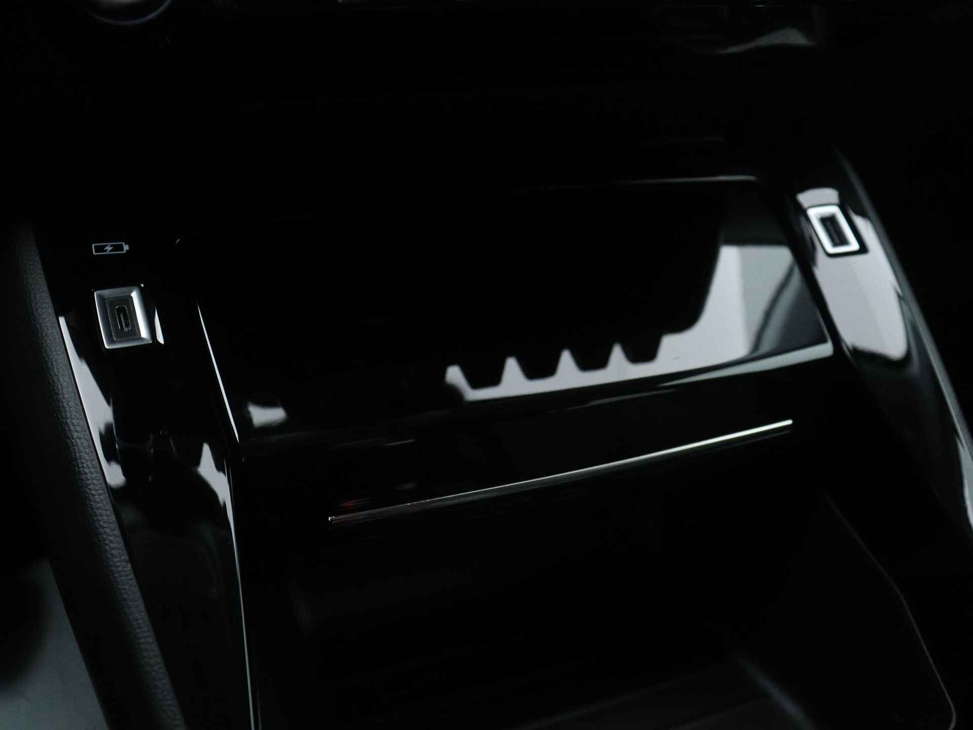 Peugeot e-208 Allure Limited | 136Pk | Navigatie | Parkeersensoren achter | Lichtmetalen velgen | - 34/43
