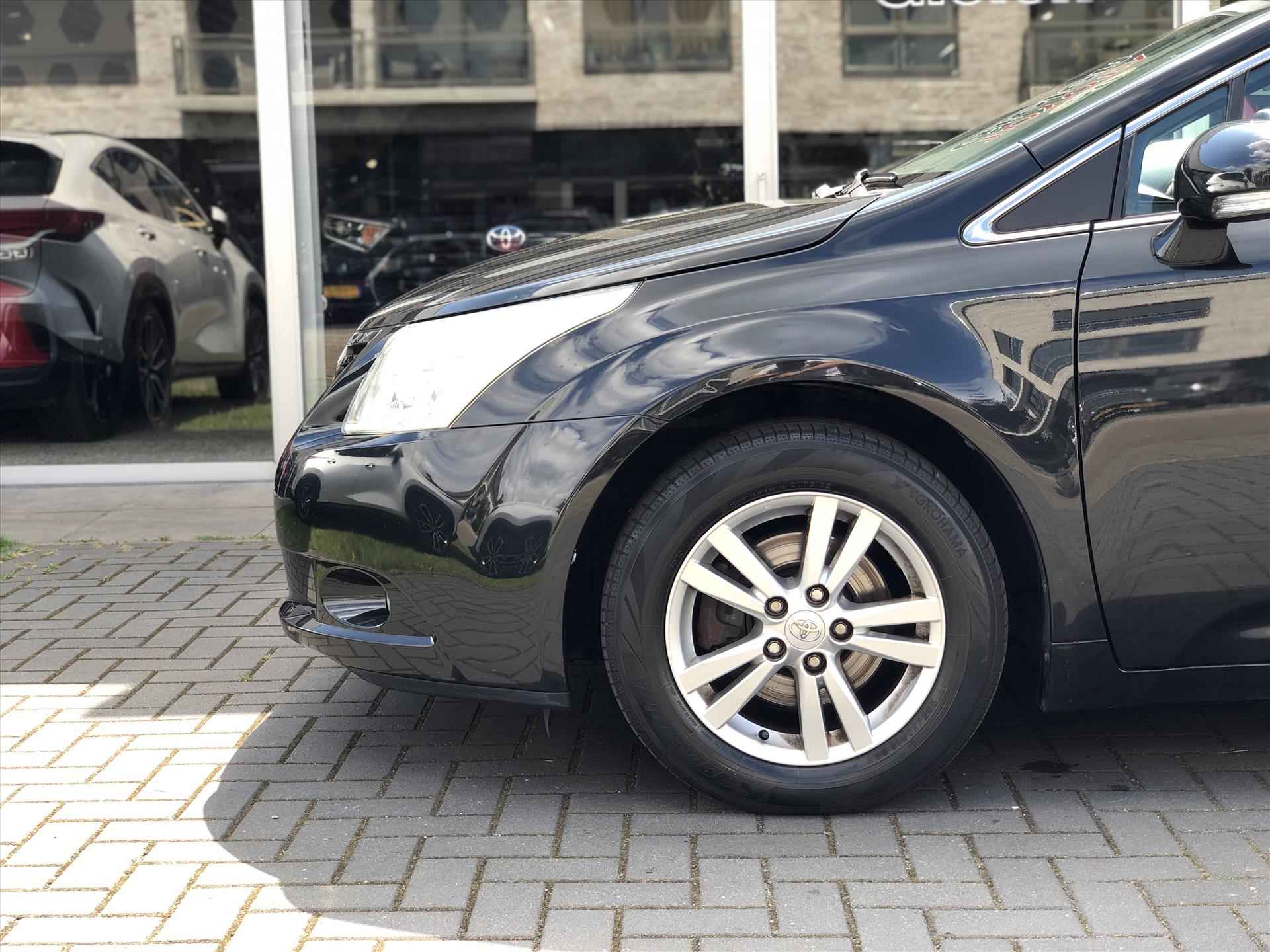 Toyota Avensis 1.8 VVT-I SEDAN Dynamic Business | Trekhaak, 2e eigenaar, Cruise control, Navigatie, Climate control, 16 inch - 8/32