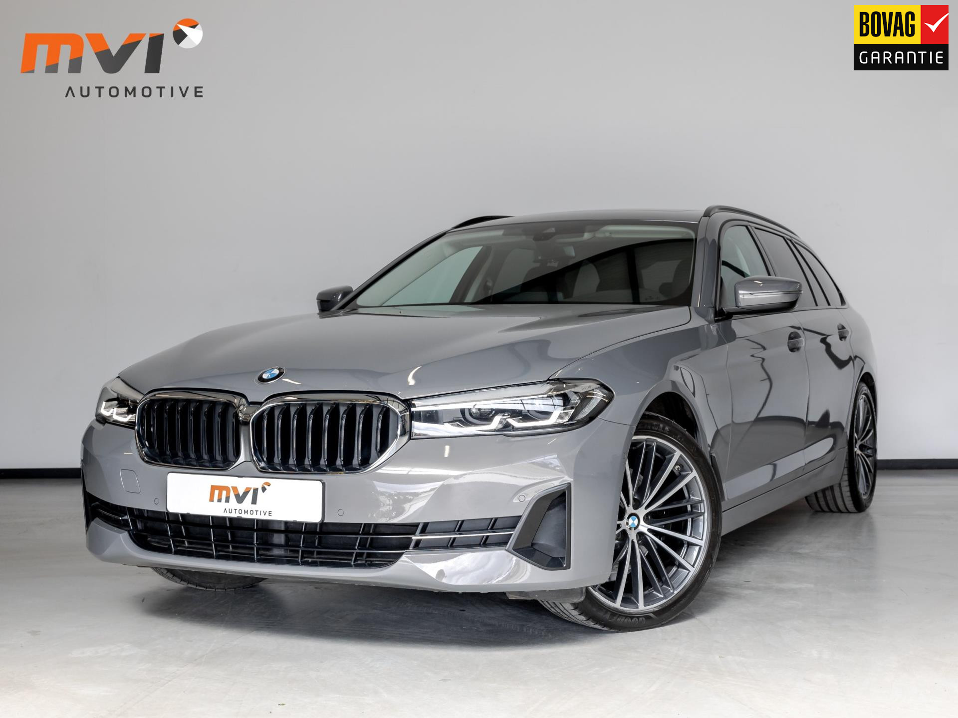 BMW 5-serie Touring 520d High Executive Edition / 190pk / Panoramadak / Trekhaak / Apple Carplay bij viaBOVAG.nl
