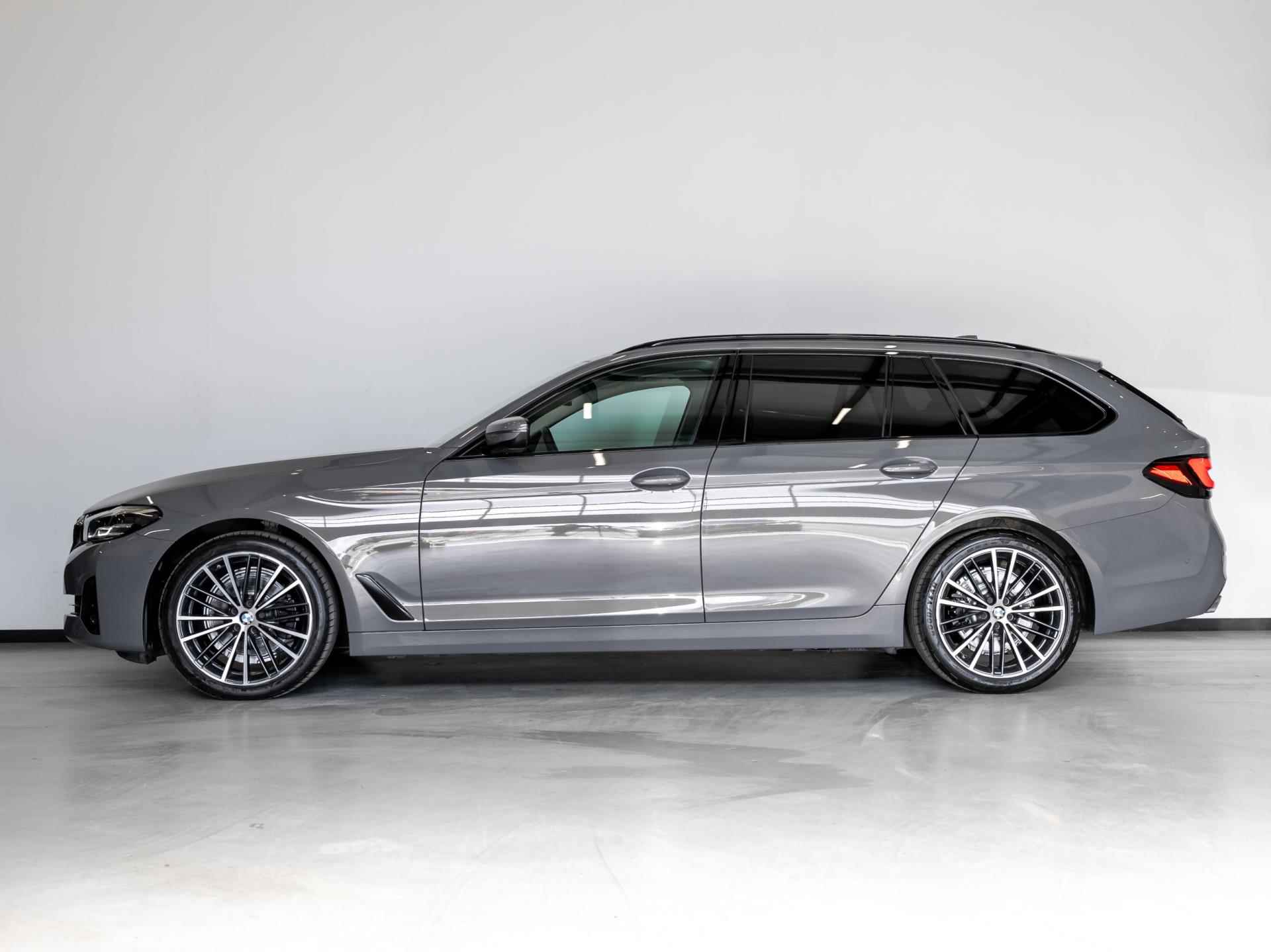 BMW 5-serie Touring 520d High Executive Edition / 190pk / Panoramadak / Trekhaak / Apple Carplay - 2/43