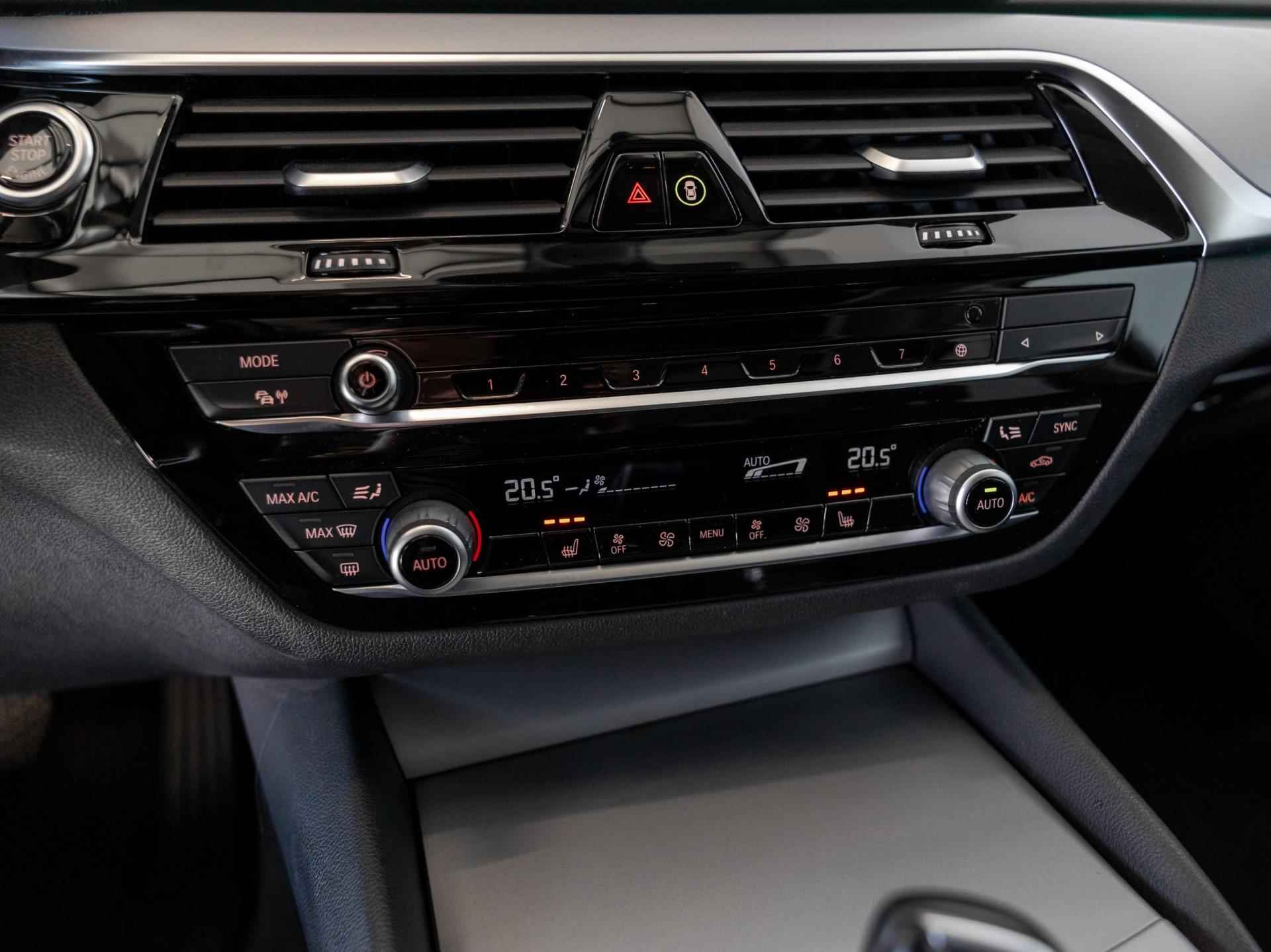 BMW 5-serie Touring 520d High Executive Edition / 190pk / Panoramadak / Trekhaak / Apple Carplay - 33/43