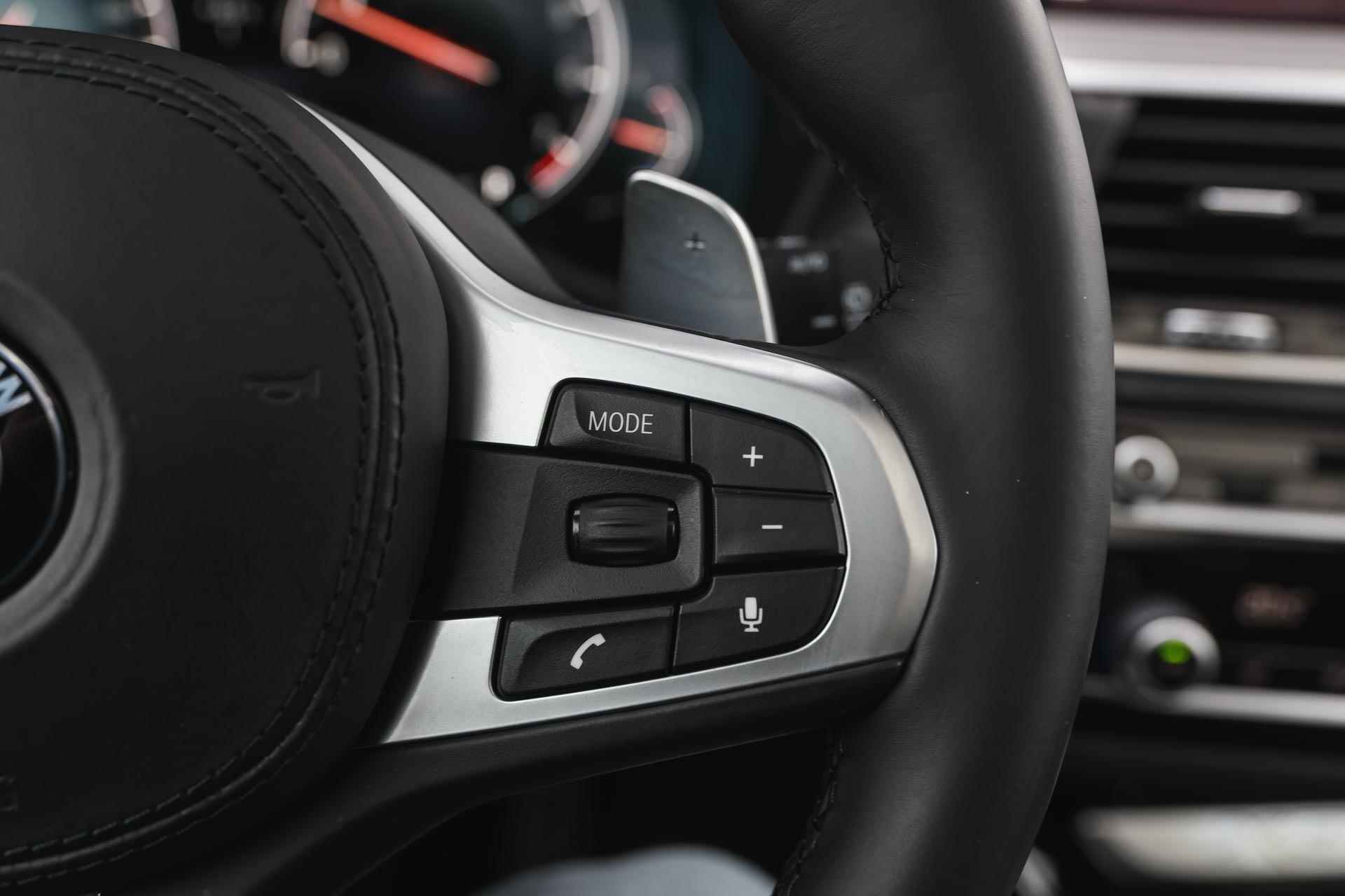 BMW X3 xDrive20i High Executive M Sport Automaat / Panoramadak / Sportstoelen / LED / Head-Up / Navigatie Professional / Stoelverwarming / M Sportonderstel - 13/32