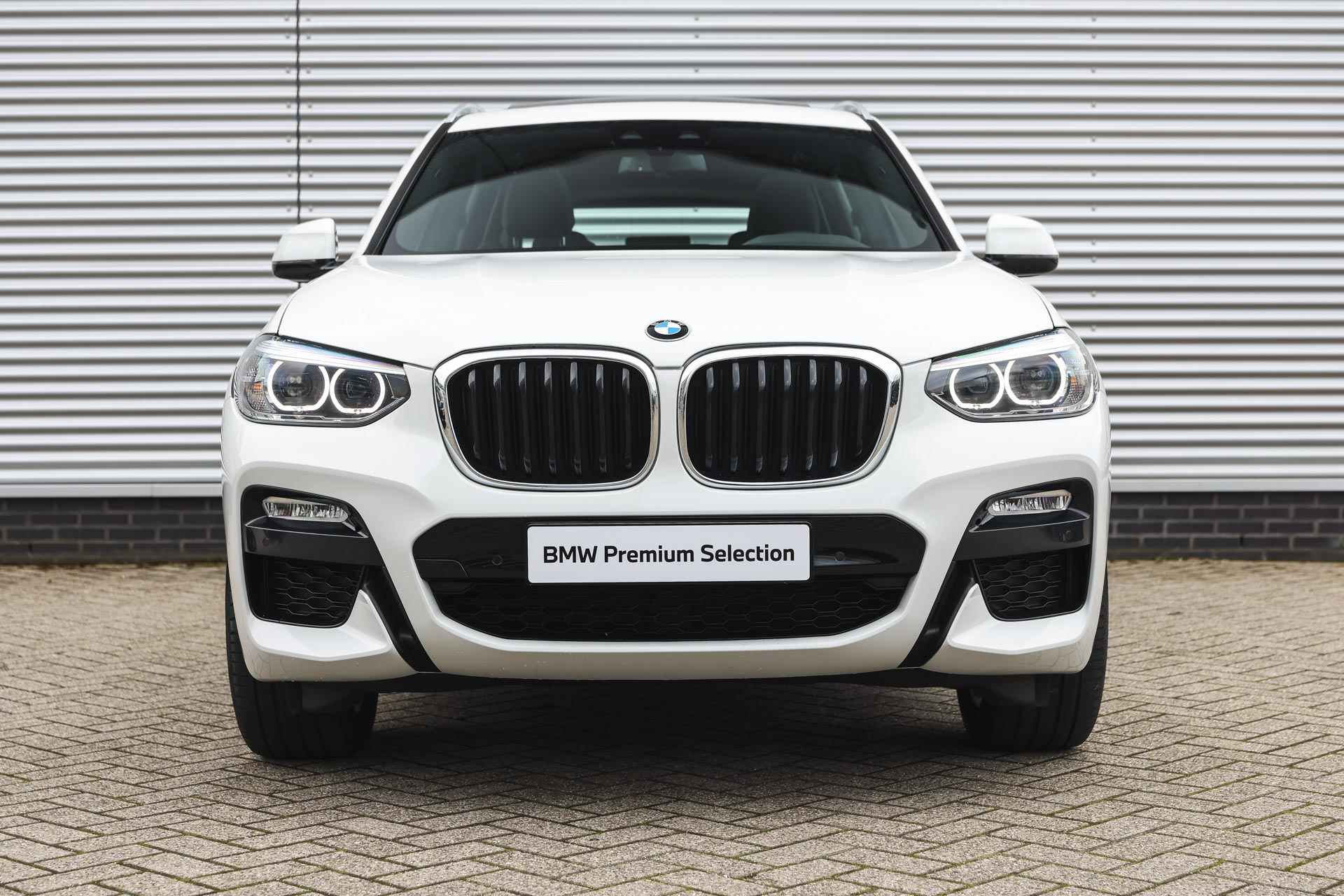 BMW X3 xDrive20i High Executive M Sport Automaat / Panoramadak / Sportstoelen / LED / Head-Up / Navigatie Professional / Stoelverwarming / M Sportonderstel - 16/32