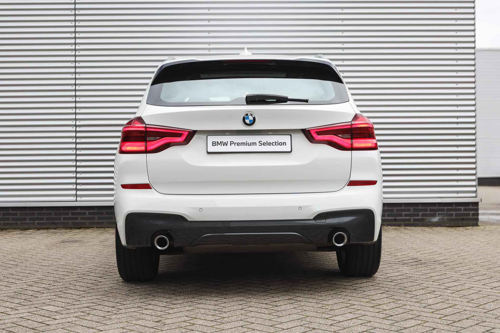 BMW X3 xDrive20i High Executive M Sport Automaat / Panoramadak / Sportstoelen / LED / Head-Up / Navigatie Professional / Stoelverwarming / M Sportonderstel - 17/32