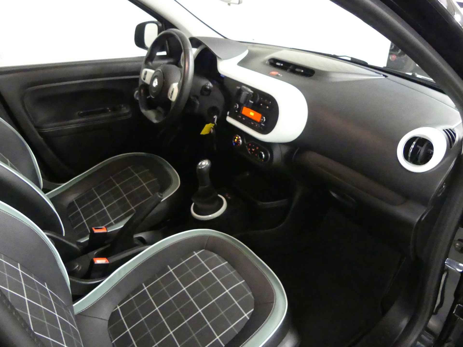 Renault Twingo SCe 70 La Parisienne | Vouwdak | Climate Control | Radio Connect R & GO | Lichtmetalen Velgen | Cruise Control | Parkeersensoren - 13/24