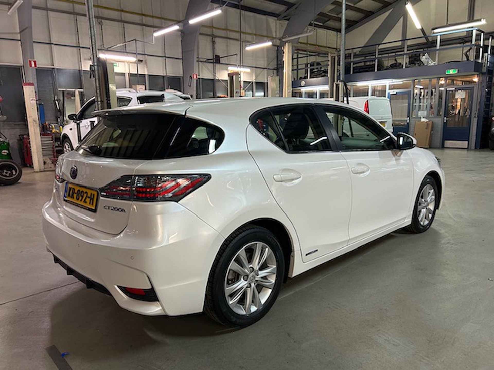 Lexus Ct 200h Hybrid 136pk E-CVT Business Line | Pearl White | Climate control | Camera | Pdc V+A | Lm velgen | Cruise control | NAP | Rijklaar prijs! - 10/24