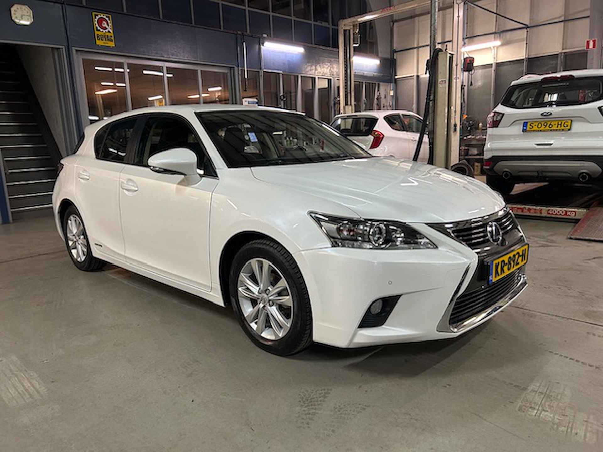 Lexus Ct 200h Hybrid 136pk E-CVT Business Line | Pearl White | Climate control | Camera | Pdc V+A | Lm velgen | Cruise control | NAP | Rijklaar prijs! - 11/24