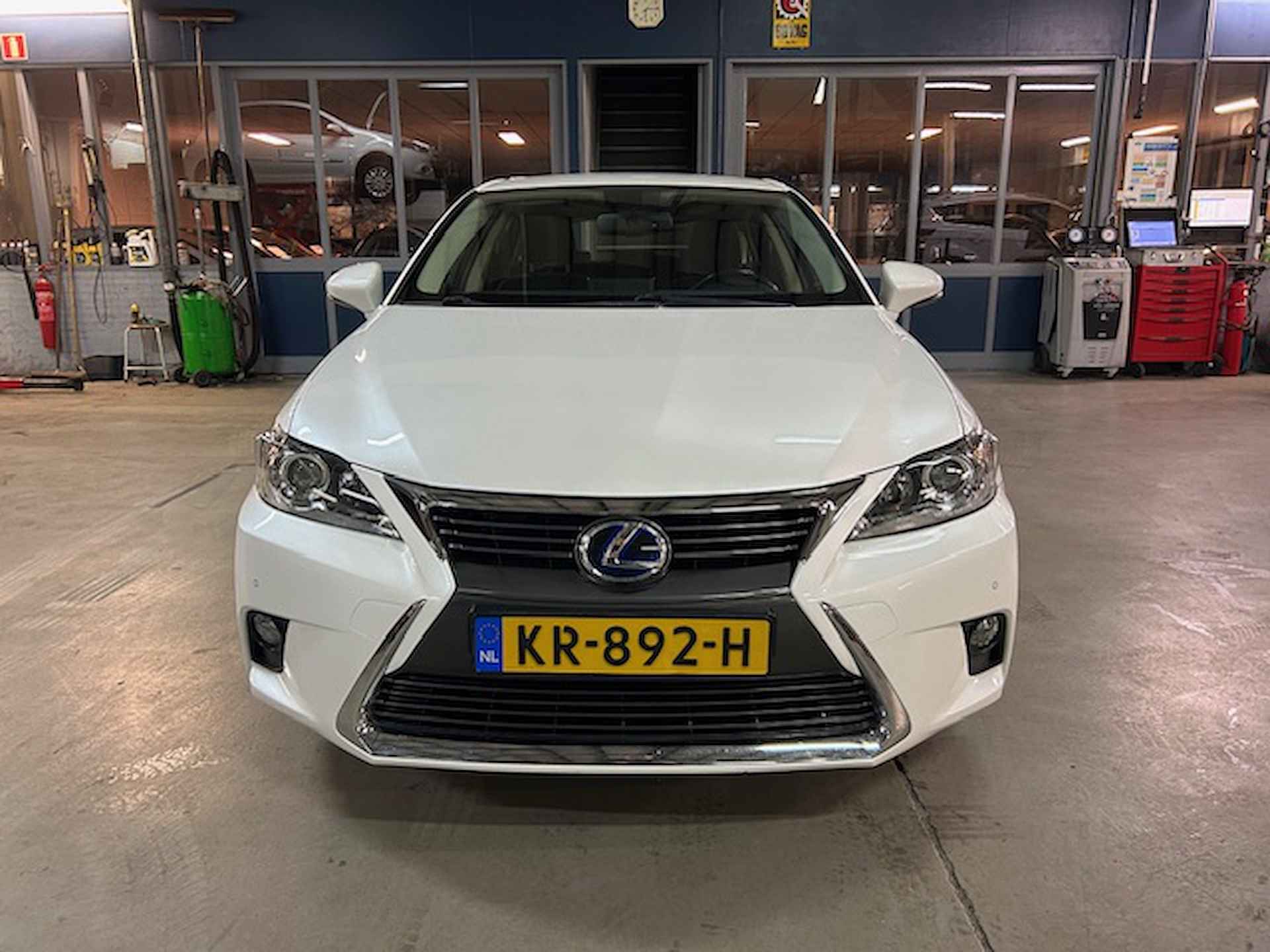 Lexus Ct 200h Hybrid 136pk E-CVT Business Line | Pearl White | Climate control | Camera | Pdc V+A | Lm velgen | Cruise control | NAP | Rijklaar prijs! - 12/24