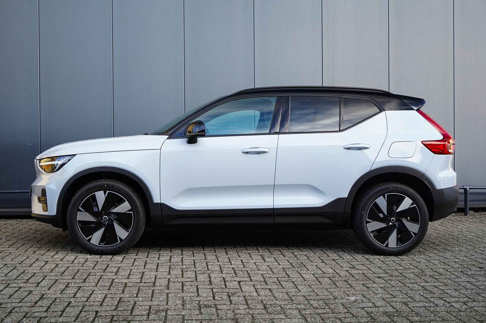 Volvo XC40 Single Motor Extended Range Plus | Tailored Wool Blend | Pilot Assist | Park Assist - 3/29