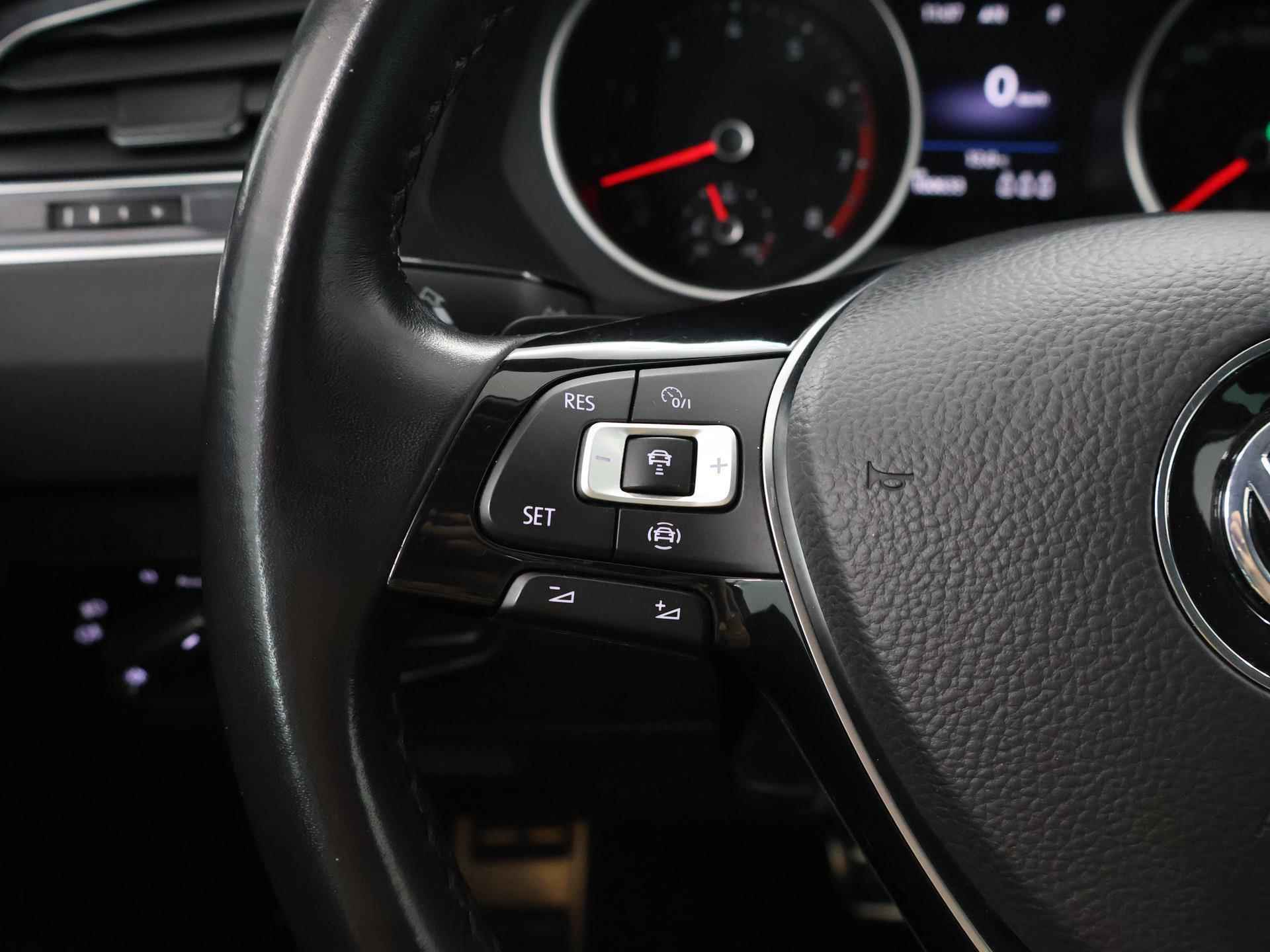 Volkswagen Tiguan 1.5 TSI ACT Highline Business R | Navigatie | Parkeersensoren | Stoelverwarming | Adaptive Cruise Control | Climate Control | Trekhaak | - 31/39