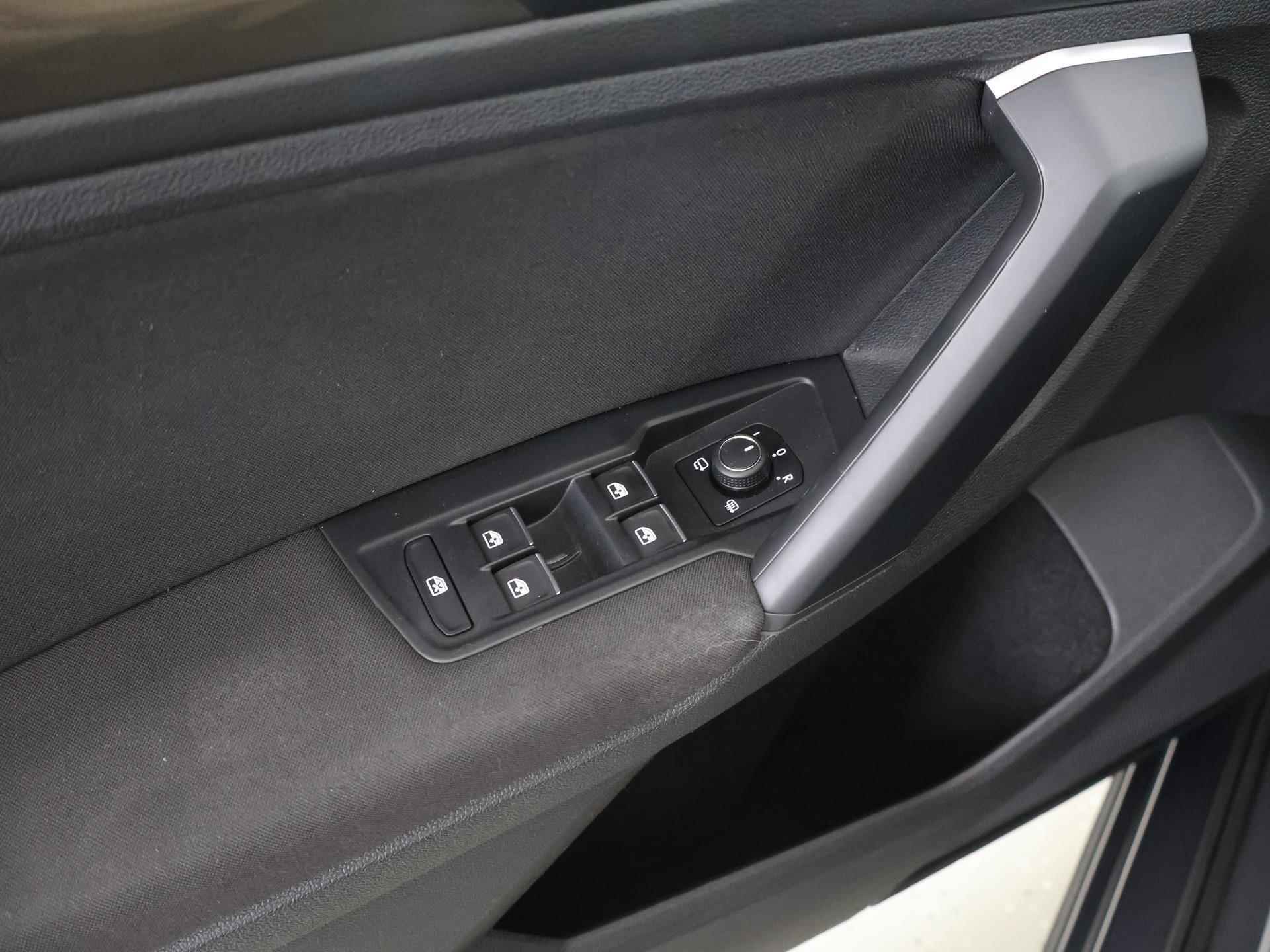 Volkswagen Tiguan 1.5 TSI ACT Highline Business R | Navigatie | Parkeersensoren | Stoelverwarming | Adaptive Cruise Control | Climate Control | Trekhaak | - 34/39
