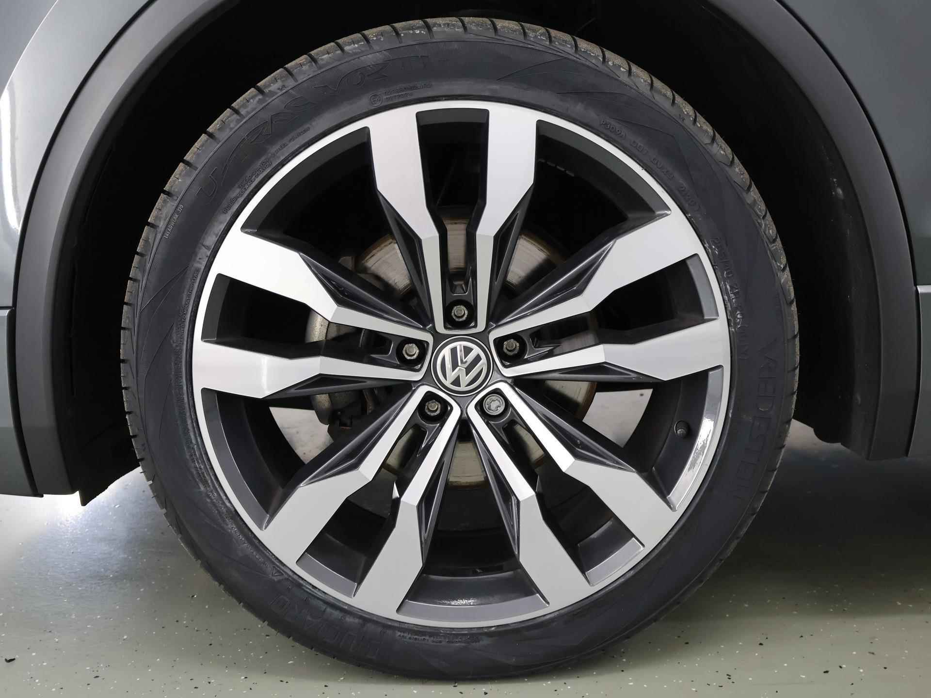Volkswagen Tiguan 1.5 TSI ACT Highline Business R | Navigatie | Parkeersensoren | Stoelverwarming | Adaptive Cruise Control | Climate Control | Trekhaak | - 38/39