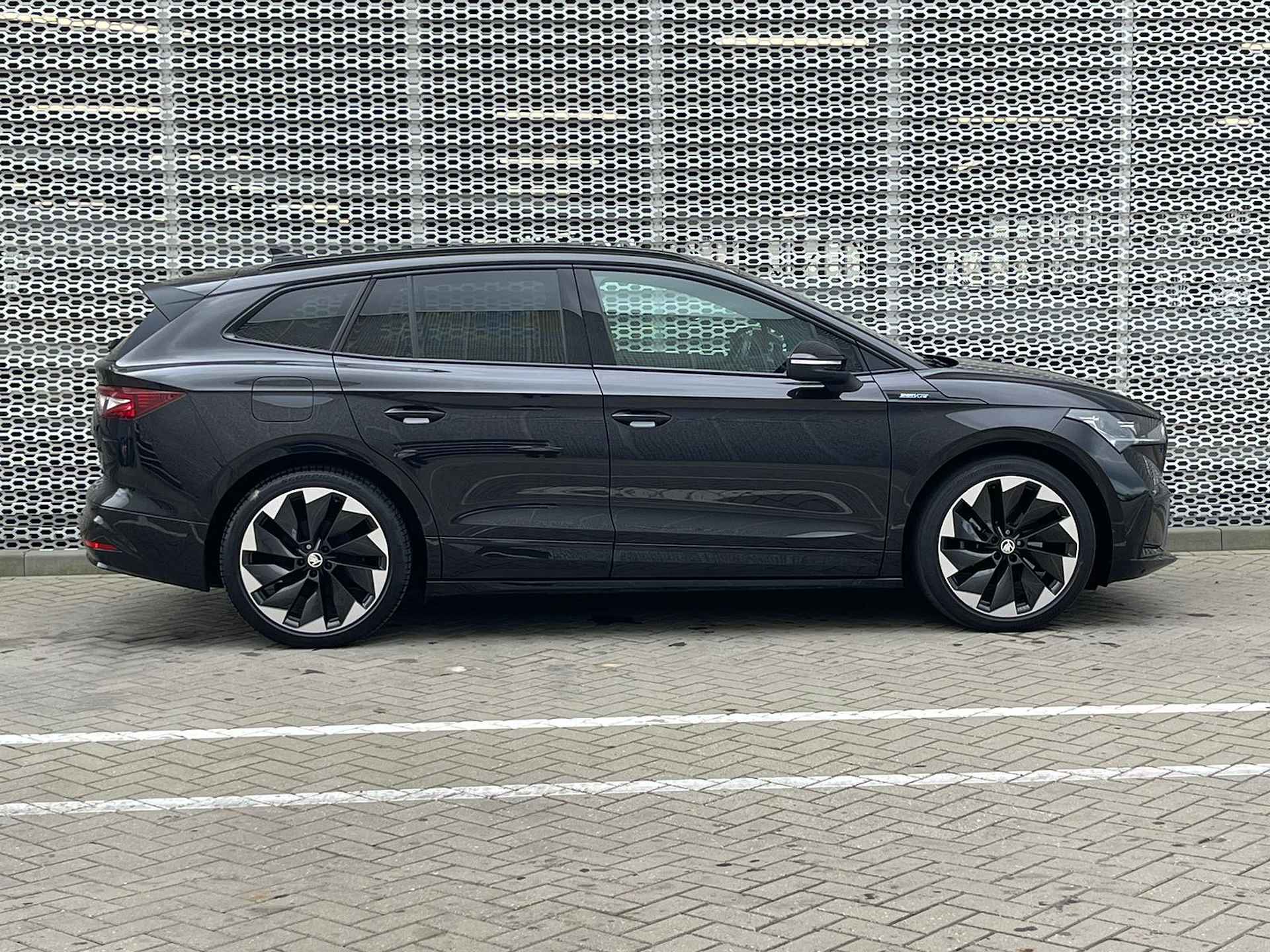 Škoda Enyaq iV 60 Sportline / 21" LMV / Achteruitrijcamera / LED Matrix / Dodehoek Sensor / Keyless Entry-Start P4 - 9/38