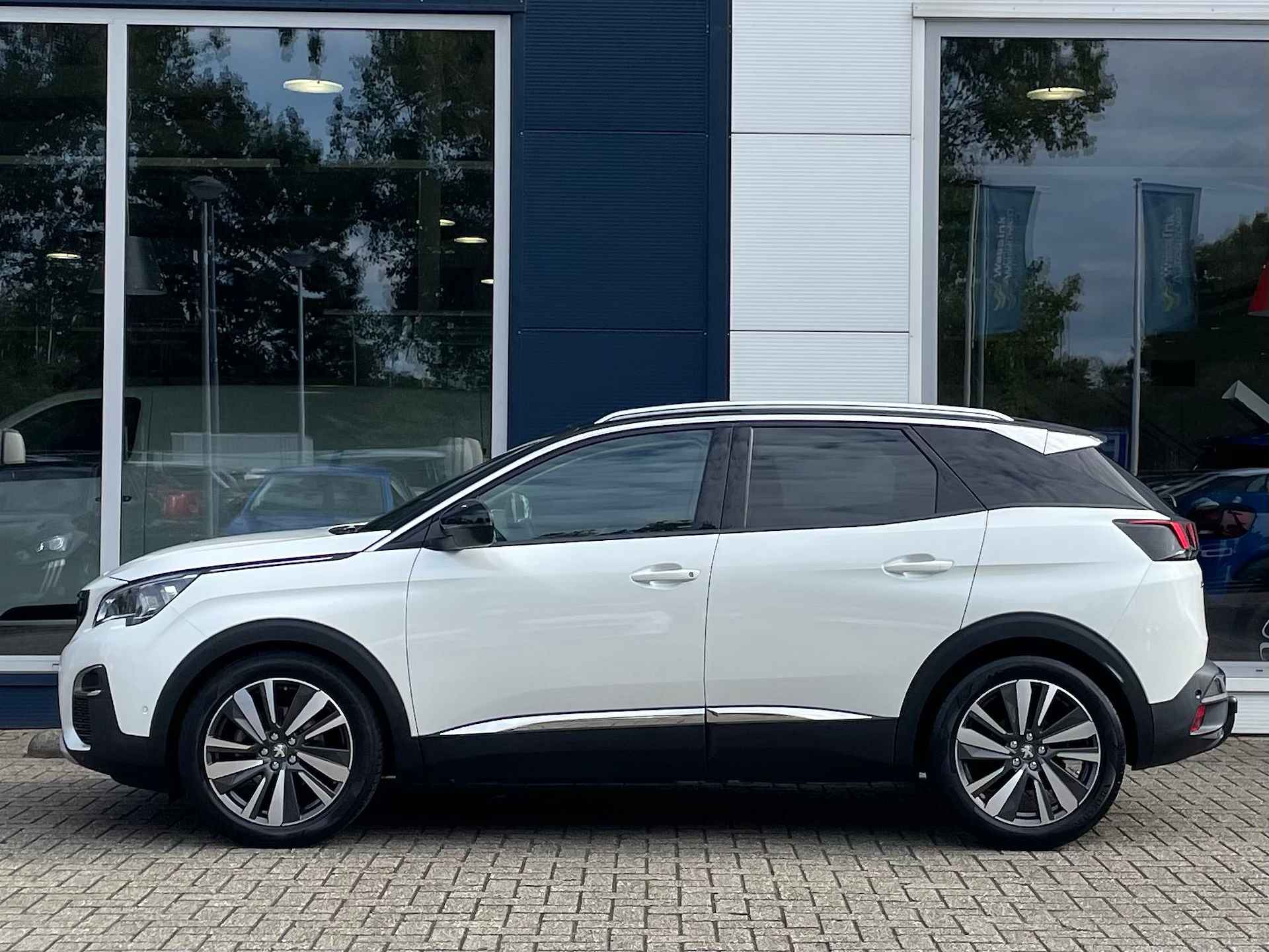 Peugeot 3008 1.2 Allure 130PK | Navigatie | Climate control | Trekhaak | Parkeer camera achter | Keyless entry | Elektrisch bedienbare achterklep | Black Diamond - 5/38