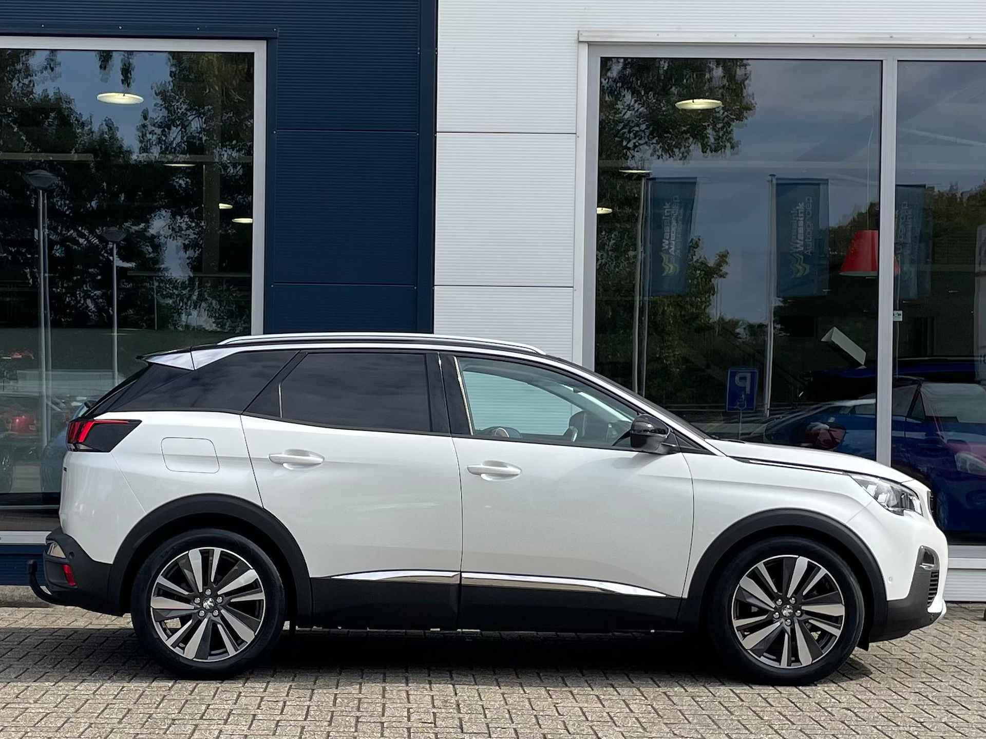 Peugeot 3008 1.2 Allure 130PK | Navigatie | Climate control | Trekhaak | Parkeer camera achter | Keyless entry | Elektrisch bedienbare achterklep | Black Diamond - 6/38