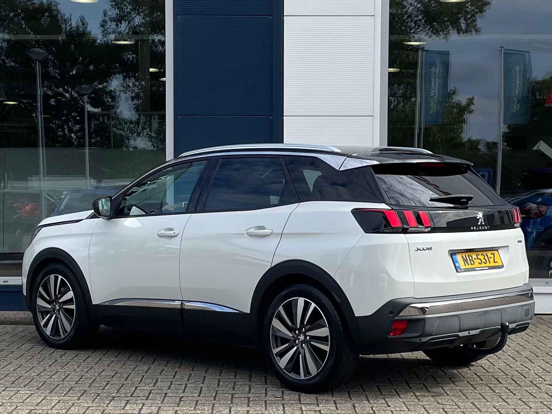 Peugeot 3008 1.2 Allure 130PK | Navigatie | Climate control | Trekhaak | Parkeer camera achter | Keyless entry | Elektrisch bedienbare achterklep | Black Diamond - 7/38