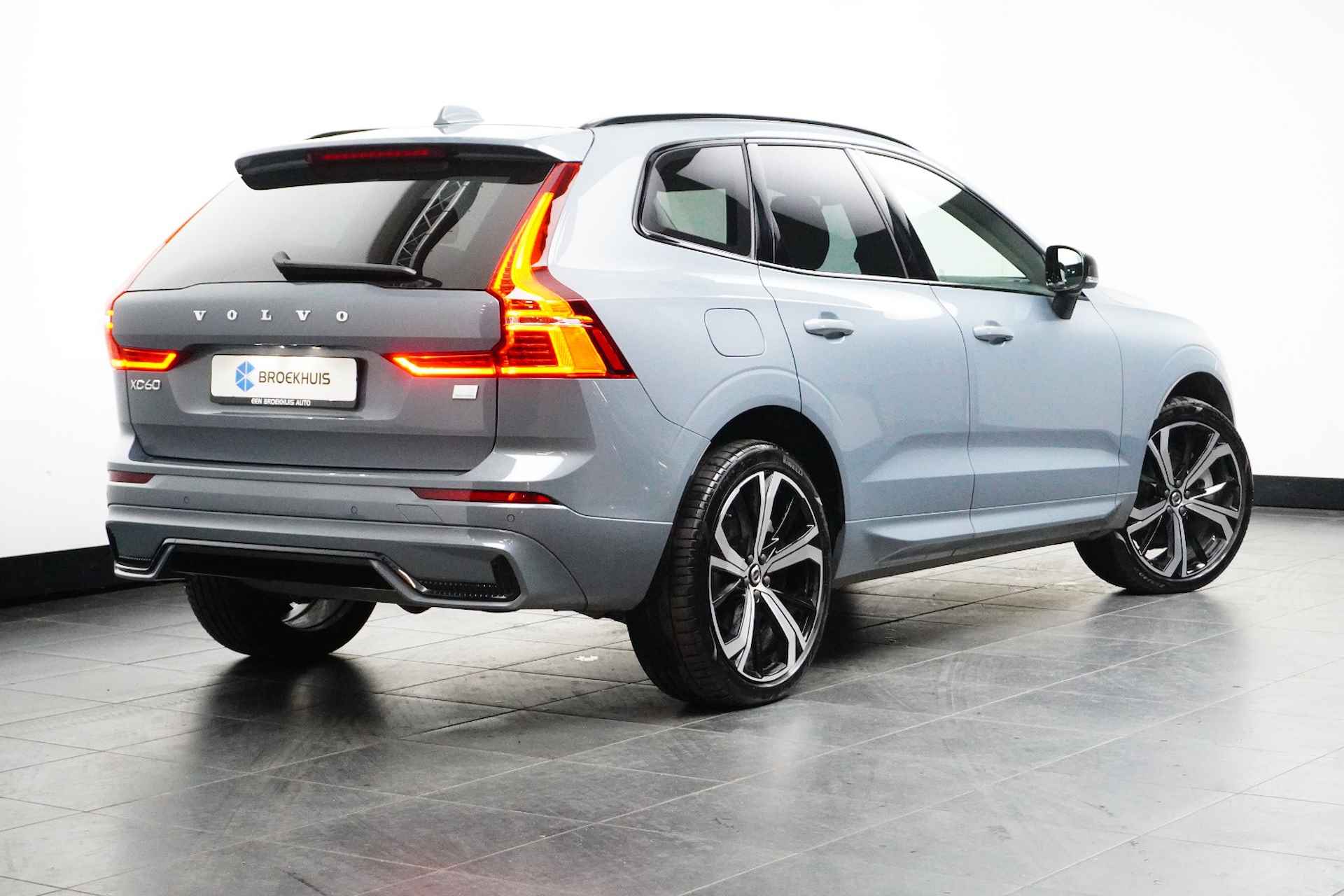 Volvo XC60 T6 350PK AWD Plus Dark | Trekhaak | Gelamineerd Glas | Adapt Led | Alarm | Parkeerverw - 2/22