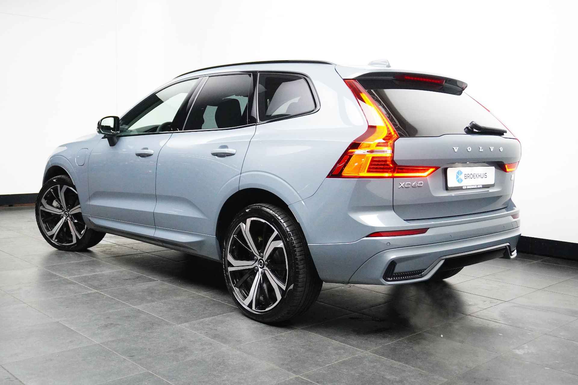 Volvo XC60 T6 350PK AWD Plus Dark | Trekhaak | Gelamineerd Glas | Adapt Led | Alarm | Parkeerverw - 4/22