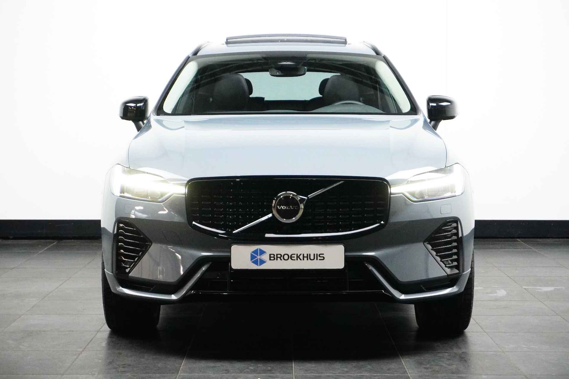 Volvo XC60 T6 350PK AWD Plus Dark | Trekhaak | Gelamineerd Glas | Adapt Led | Alarm | Parkeerverw - 19/22