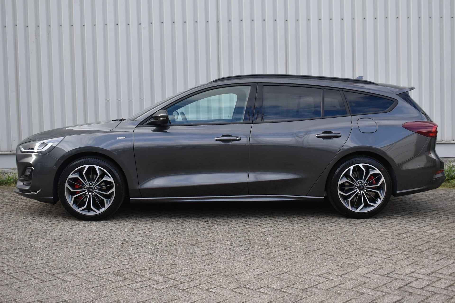 Ford Focus Wagon 1.0 EcoBoost Hybrid ST Line X | Zeer compleet | Uit voorraad leverbaar | €1500 korting + €1500 extra inruilpremie | Winter pack | Driver assistance pack | 18" lichtmetalen velgen | - 35/45