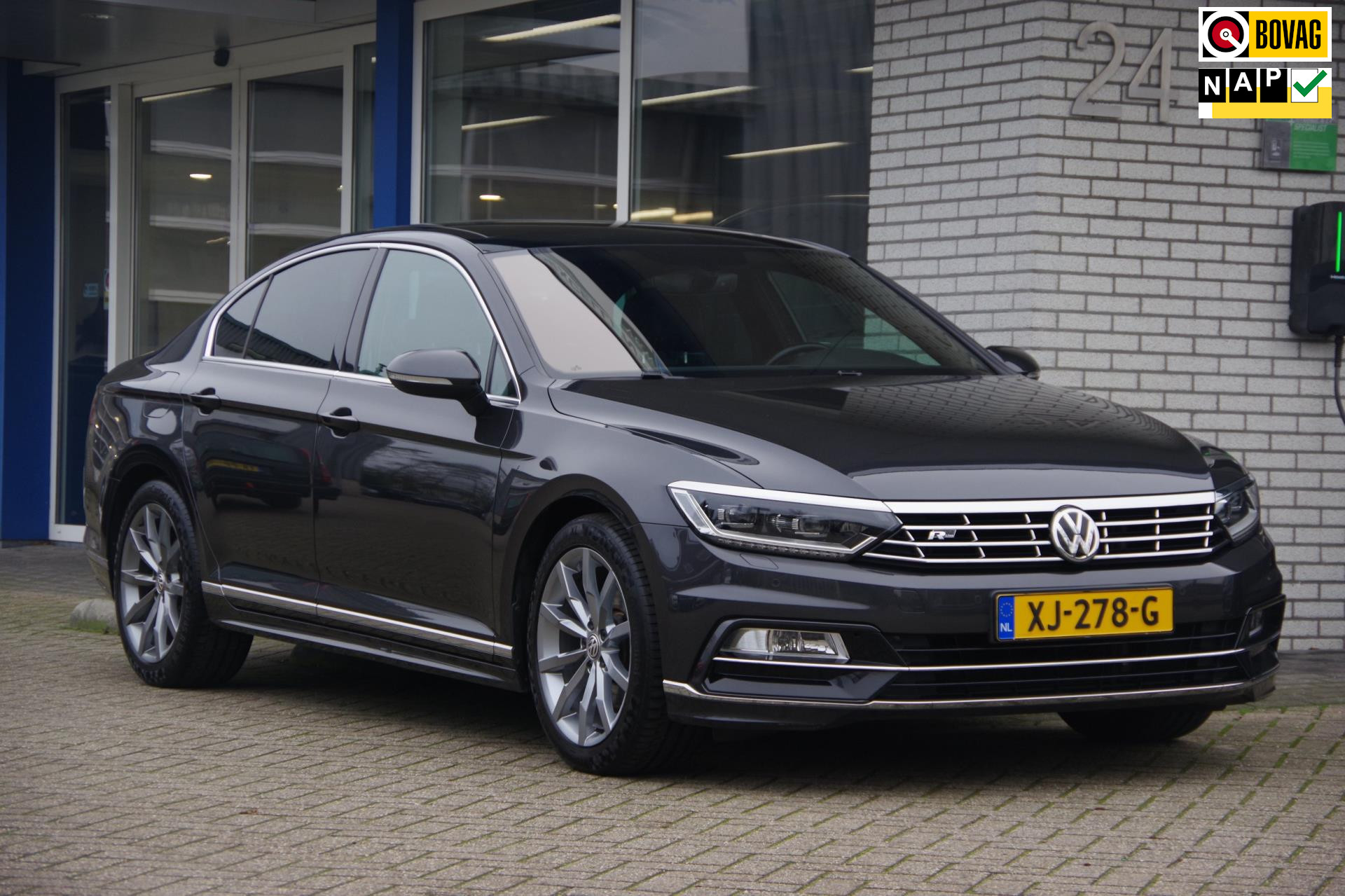 Volkswagen Passat 1.4 TSI R-Line Panoramadak Camera Trekhaak LED Leer