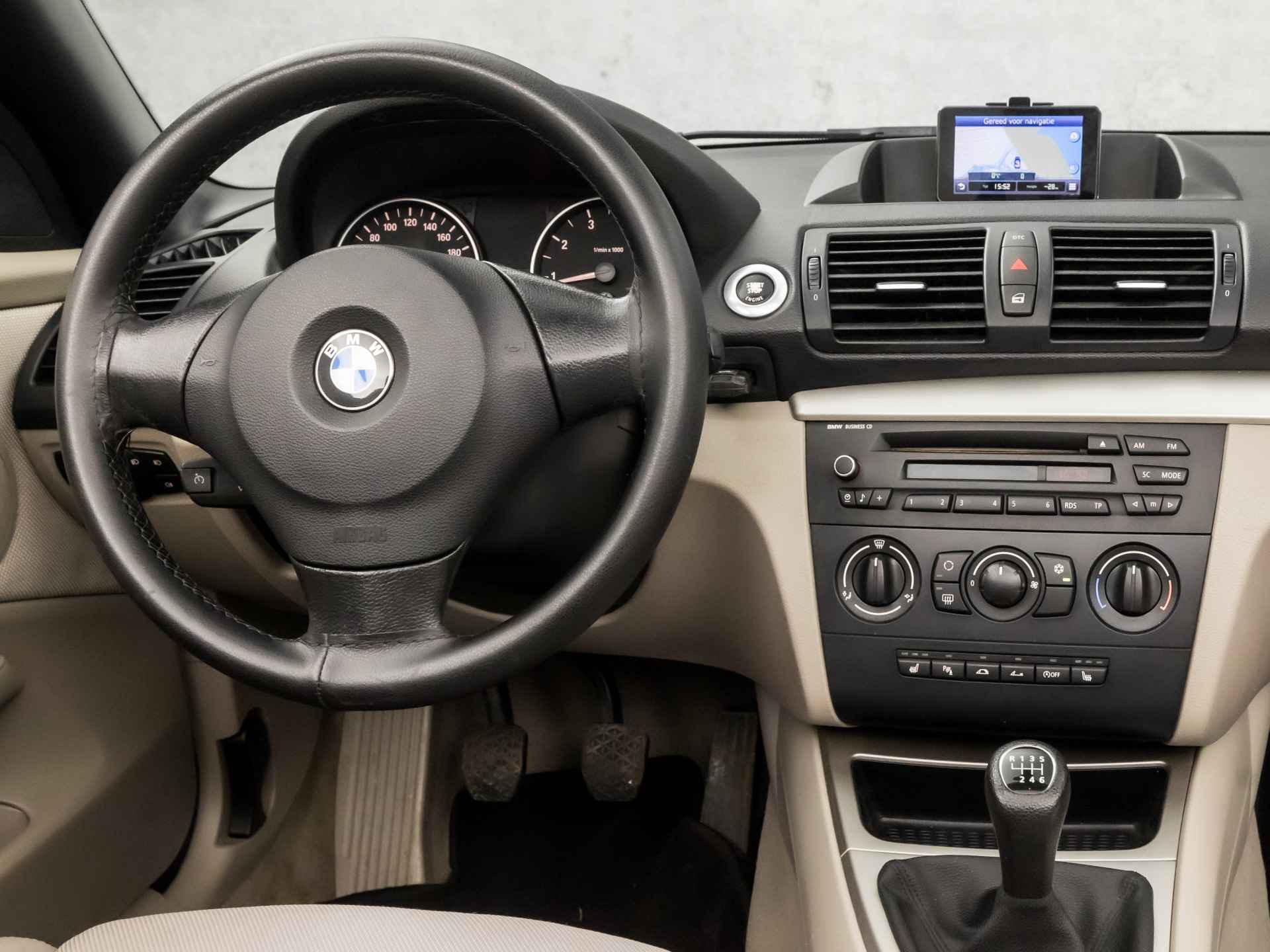 BMW 1 Serie Cabrio 118i Sportline (YOUNGTIMER, NAVIGATIE, STOELVERWARMING, CRUISE, LEDEREN SPORTSTOELEN, PARKEERSENSOREN, NIEUWE APK, LM VELGEN, NIEUWSTAAT) - 7/29