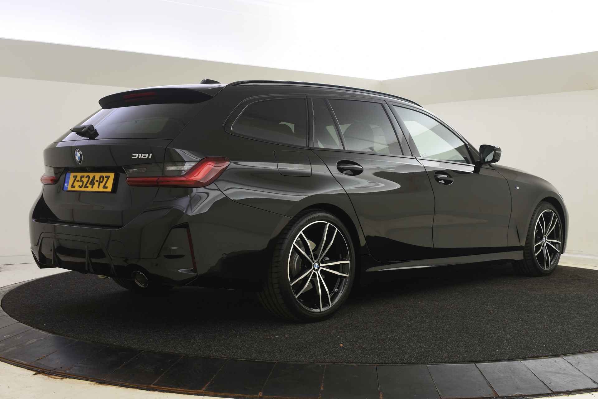 BMW 3 Serie Touring 318i High Executive M Sport Automaat / Panoramadak / Trekhaak / Sportstoelen / Stoelverwarming / Parking Assistant / Cruise Control / Widescreen Display / Live Cockpit Plus - 3/37