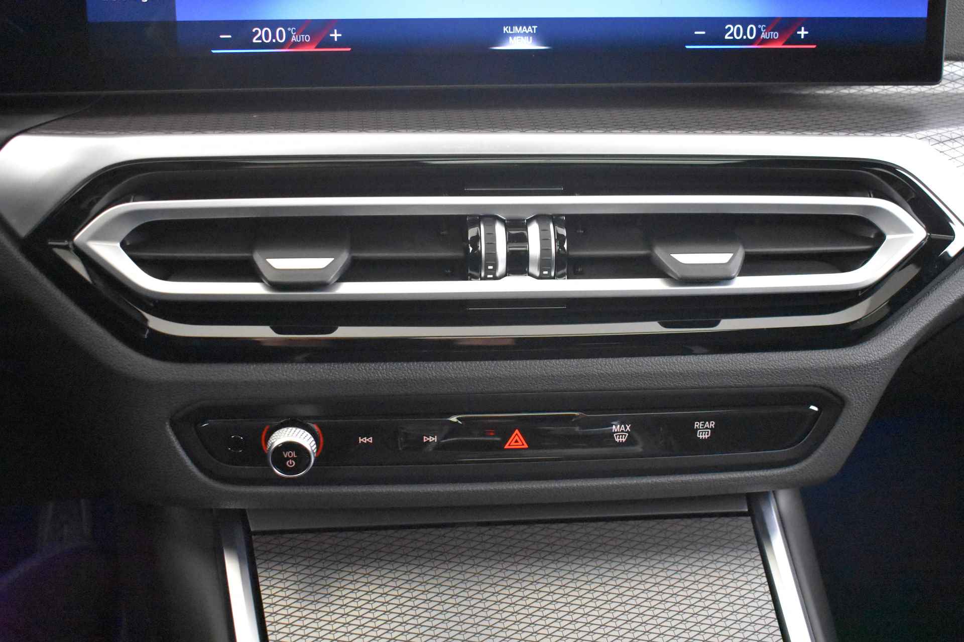 BMW 3 Serie Touring 318i High Executive M Sport Automaat / Panoramadak / Trekhaak / Sportstoelen / Stoelverwarming / Parking Assistant / Cruise Control / Widescreen Display / Live Cockpit Plus - 30/37