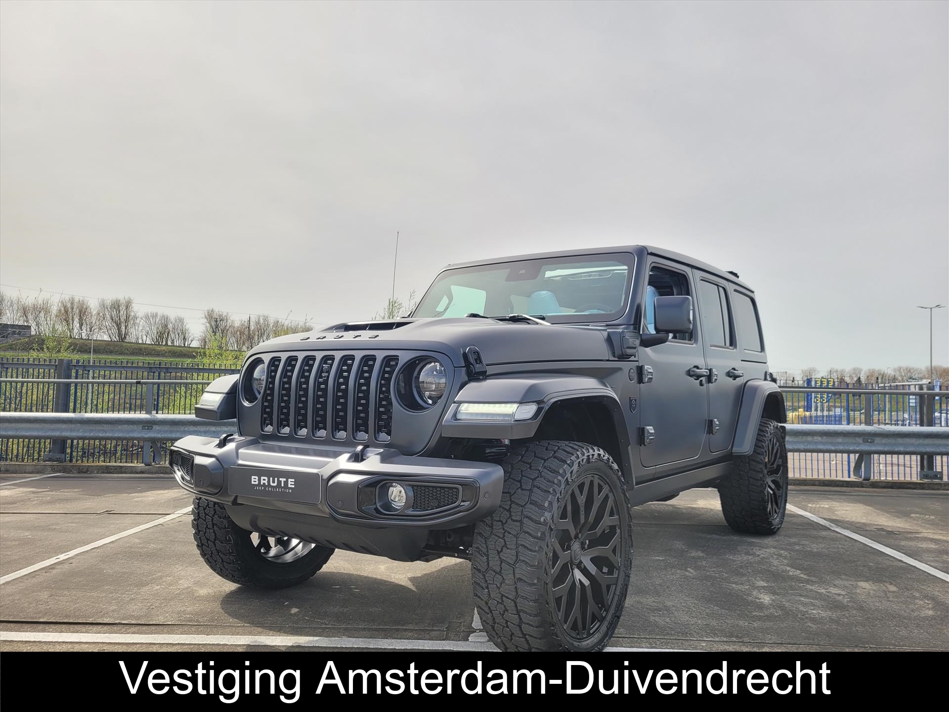 Jeep Wrangler BRUTE Custom | Skyview open dak | 22 Inch velgen | Blauw lederen bekleding bij viaBOVAG.nl