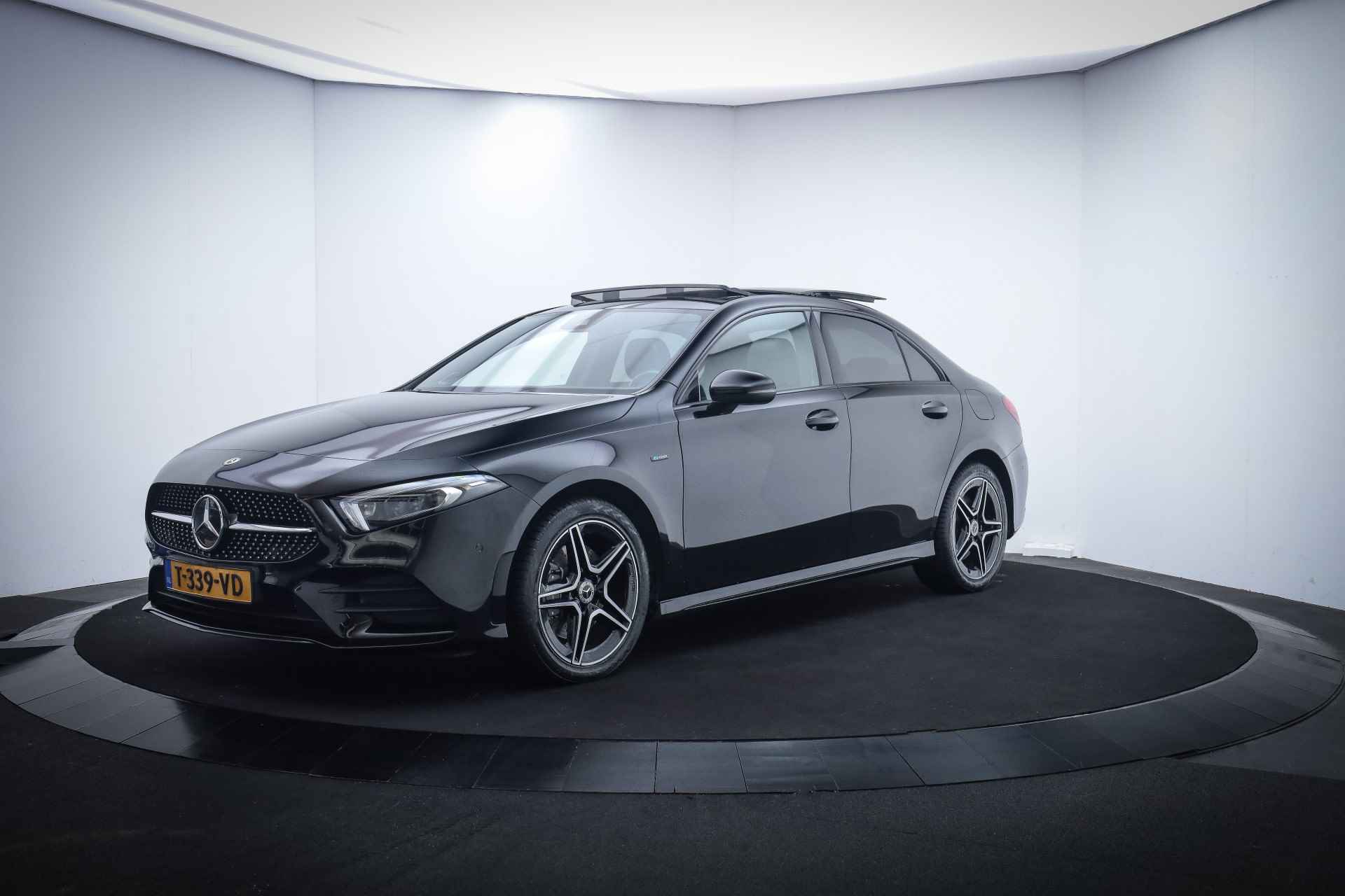 Mercedes-Benz A-Klasse 250e AMG-Premium Plus PANO/BURMESTER/WIDE SCREEN/MEMORY/STOELVERW+VENT/AMBIANCE LIGHT/ADAPTIVE CRUISE/CAMERA/LEDER/BLINDSPOT - 1/28