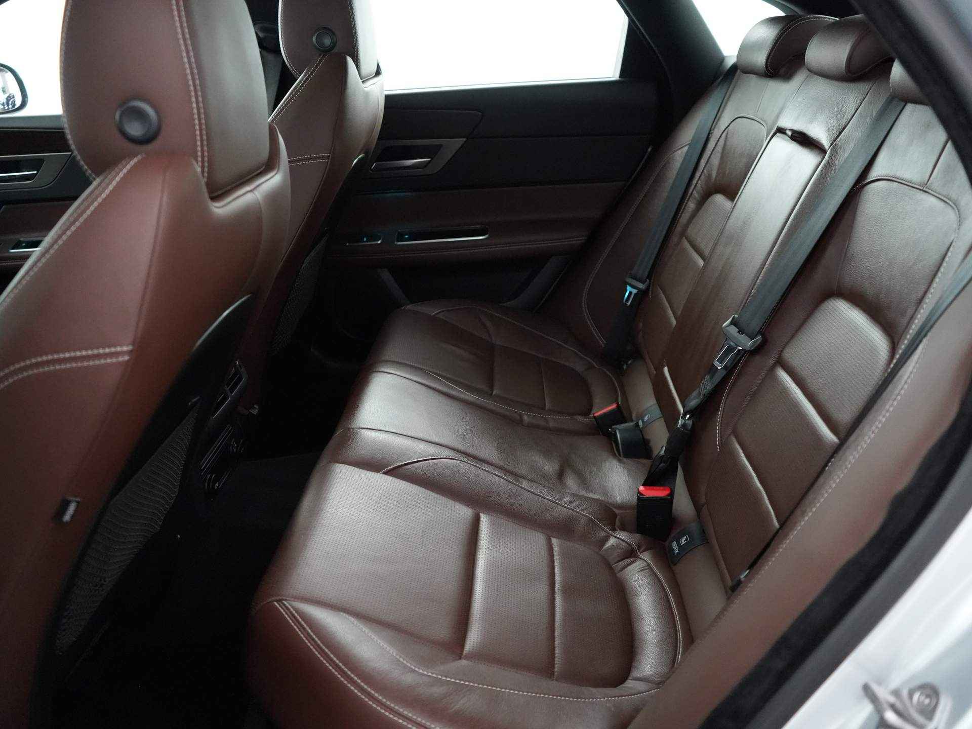 Jaguar XF 3.0 S AWD | Navigatie | Camera | Sensoren V+A | Panorama dak - 12/31