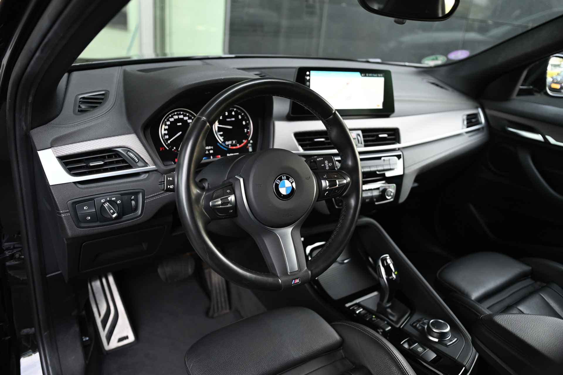 BMW X2 sDrive20i High Executive M Sport Automaat / Trekhaak / Achteruitrijcamera / M Sportstoelen / LED / Head-Up / Park Assistant / Stoelverwarming - 17/28