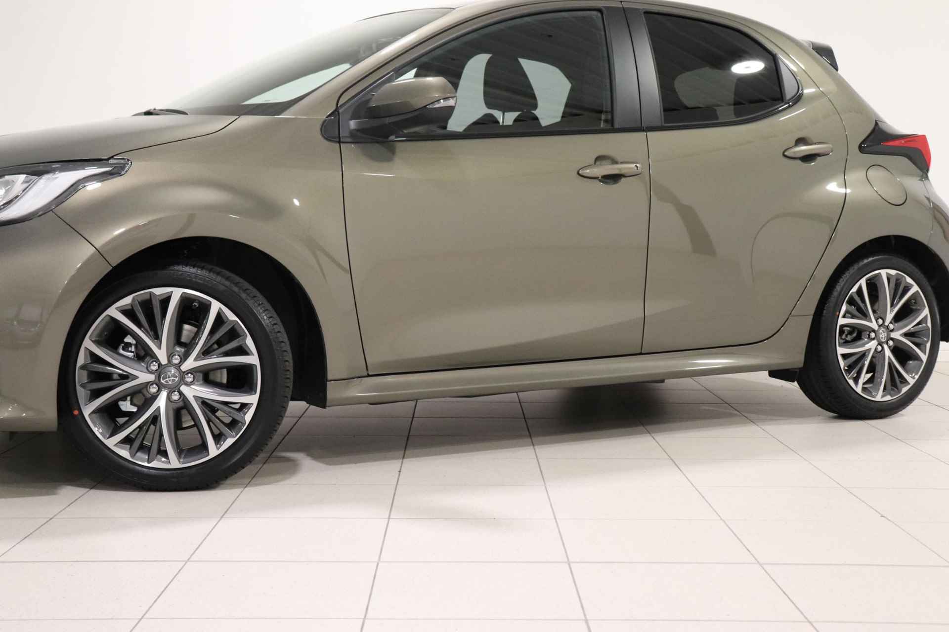 Toyota Yaris 1.5 Hybrid 130 Executive, €1000,- Inruilpremie, BSM, Draadloos Apple Carplay & Android Auto, Verwarmen en verkoelen op afstand, Stuur & Stoelverwarming, - 19/40