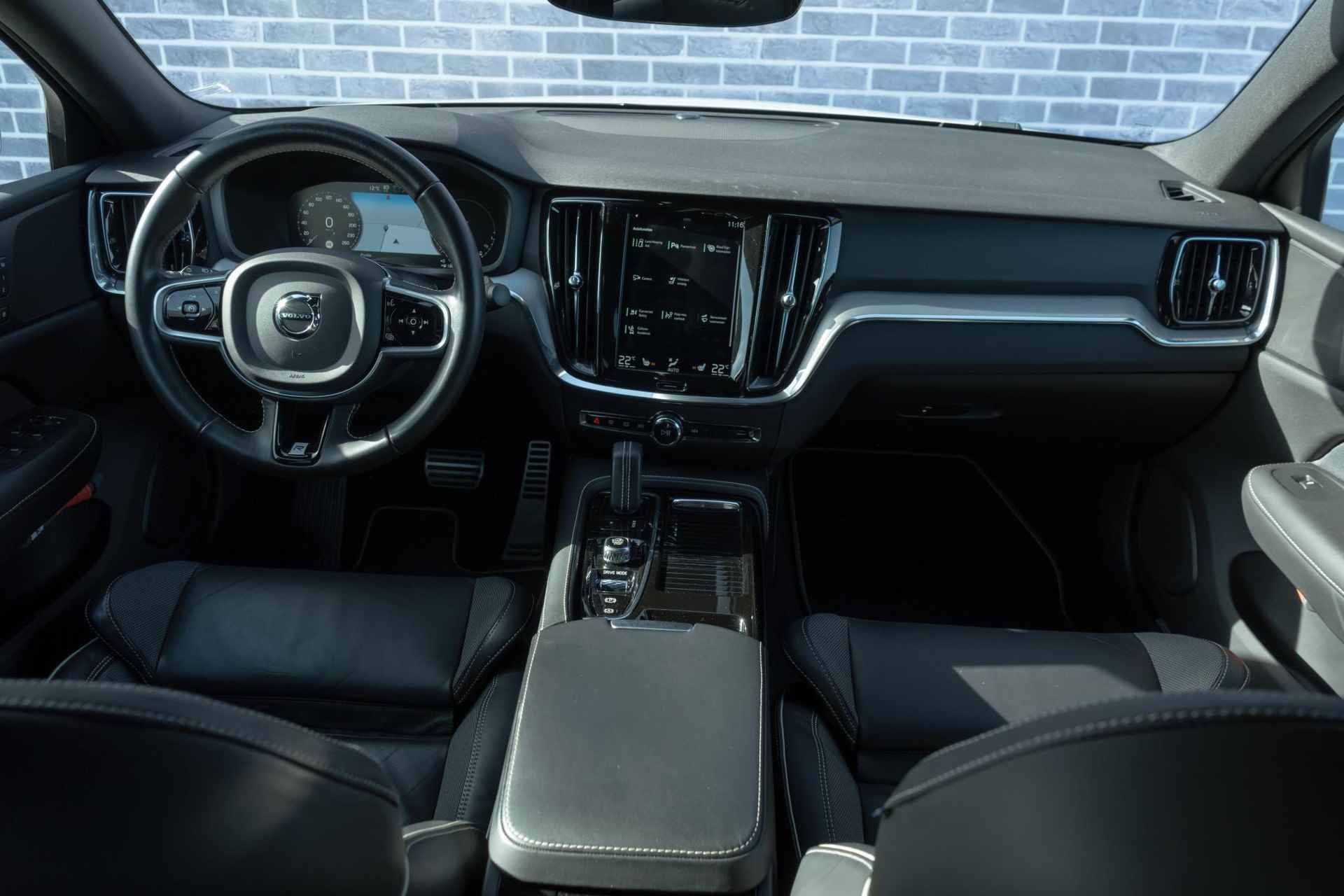Volvo S60 T6 AWD Twin Engine R-Design | Navi | Adaptieve Cruise | Lederen Bekleding | Stoelverwarming | Camera | Getint Glas | Apple Carplay | 19" LM - 7/23