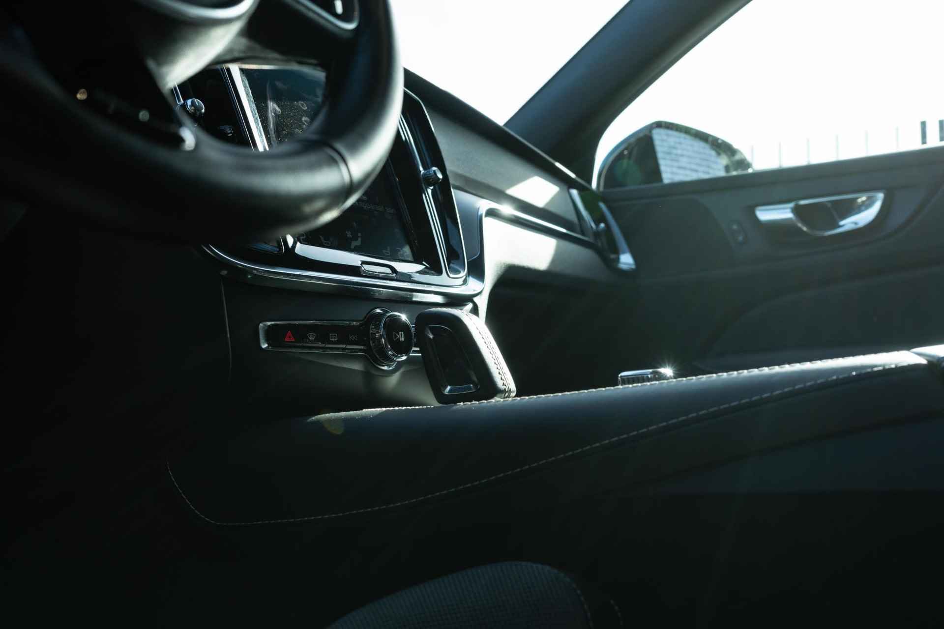 Volvo S60 T6 AWD Twin Engine R-Design | Navi | Adaptieve Cruise | Lederen Bekleding | Stoelverwarming | Camera | Getint Glas | Apple Carplay | 19" LM - 10/23