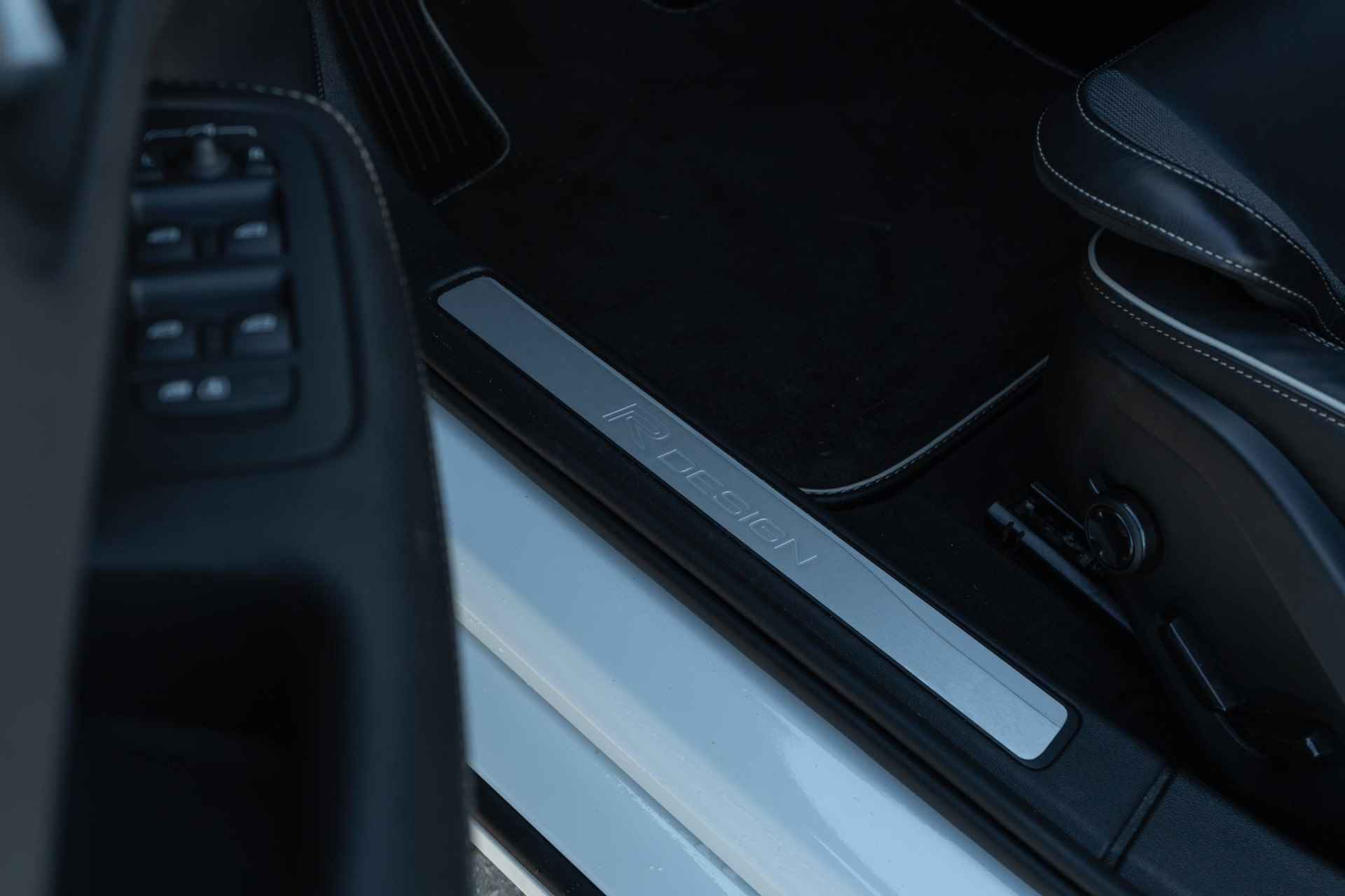 Volvo S60 T6 AWD Twin Engine R-Design | Navi | Adaptieve Cruise | Lederen Bekleding | Stoelverwarming | Camera | Getint Glas | Apple Carplay | 19" LM - 12/23