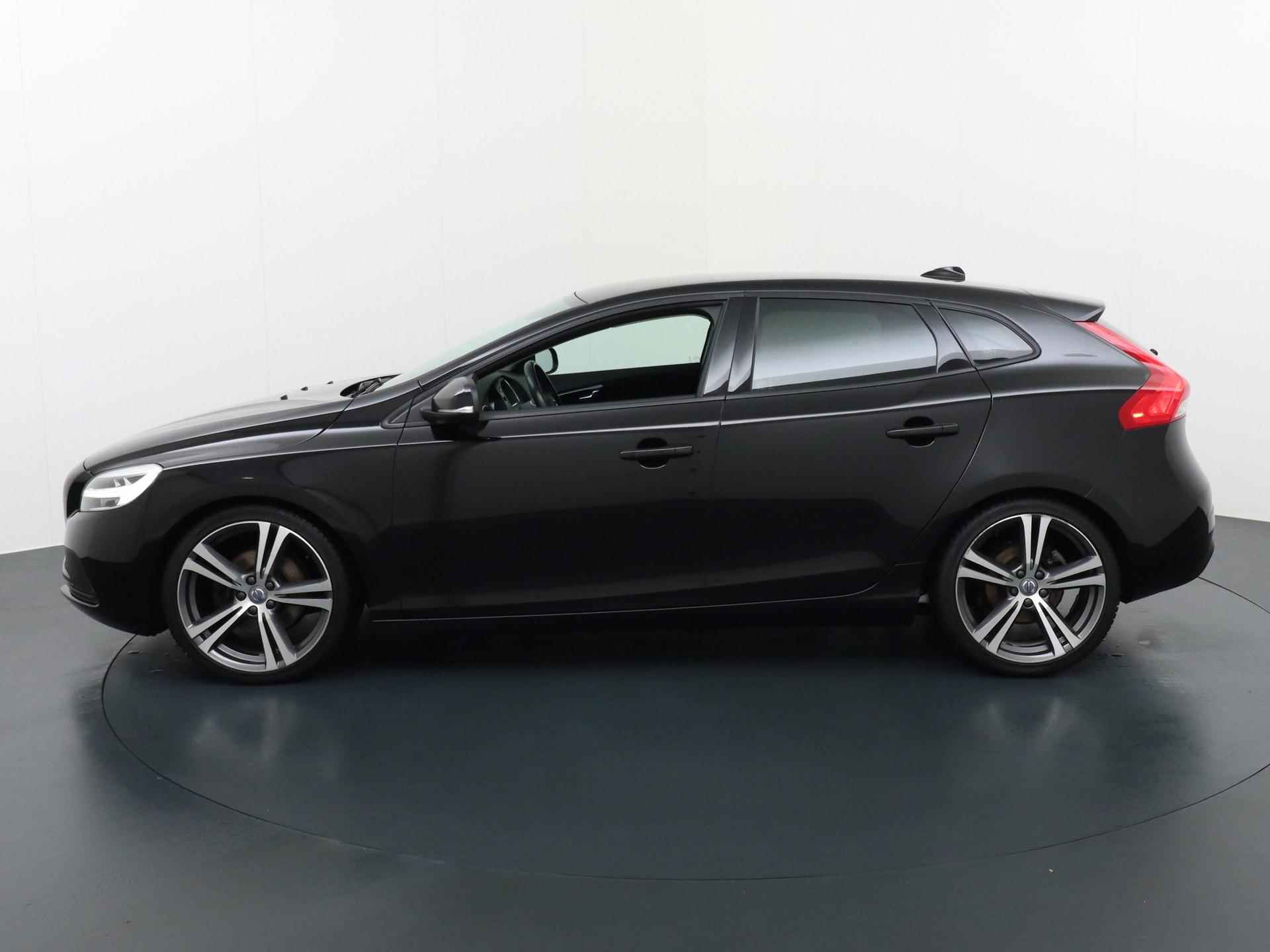 Volvo V40 2.0 T2 Nordic+ Volvo V40 2.0 T2 Inscription - 2/24