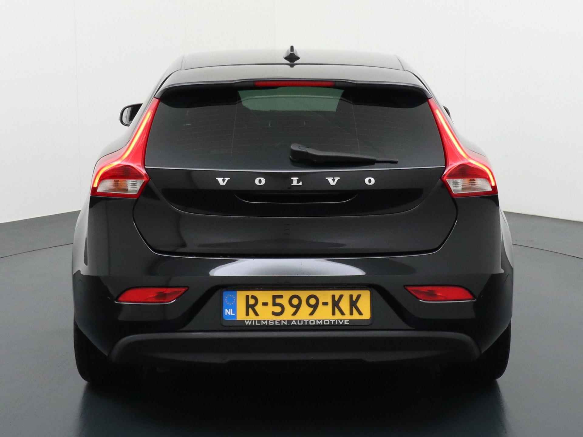 Volvo V40 2.0 T2 Nordic+ Volvo V40 2.0 T2 Inscription - 3/24