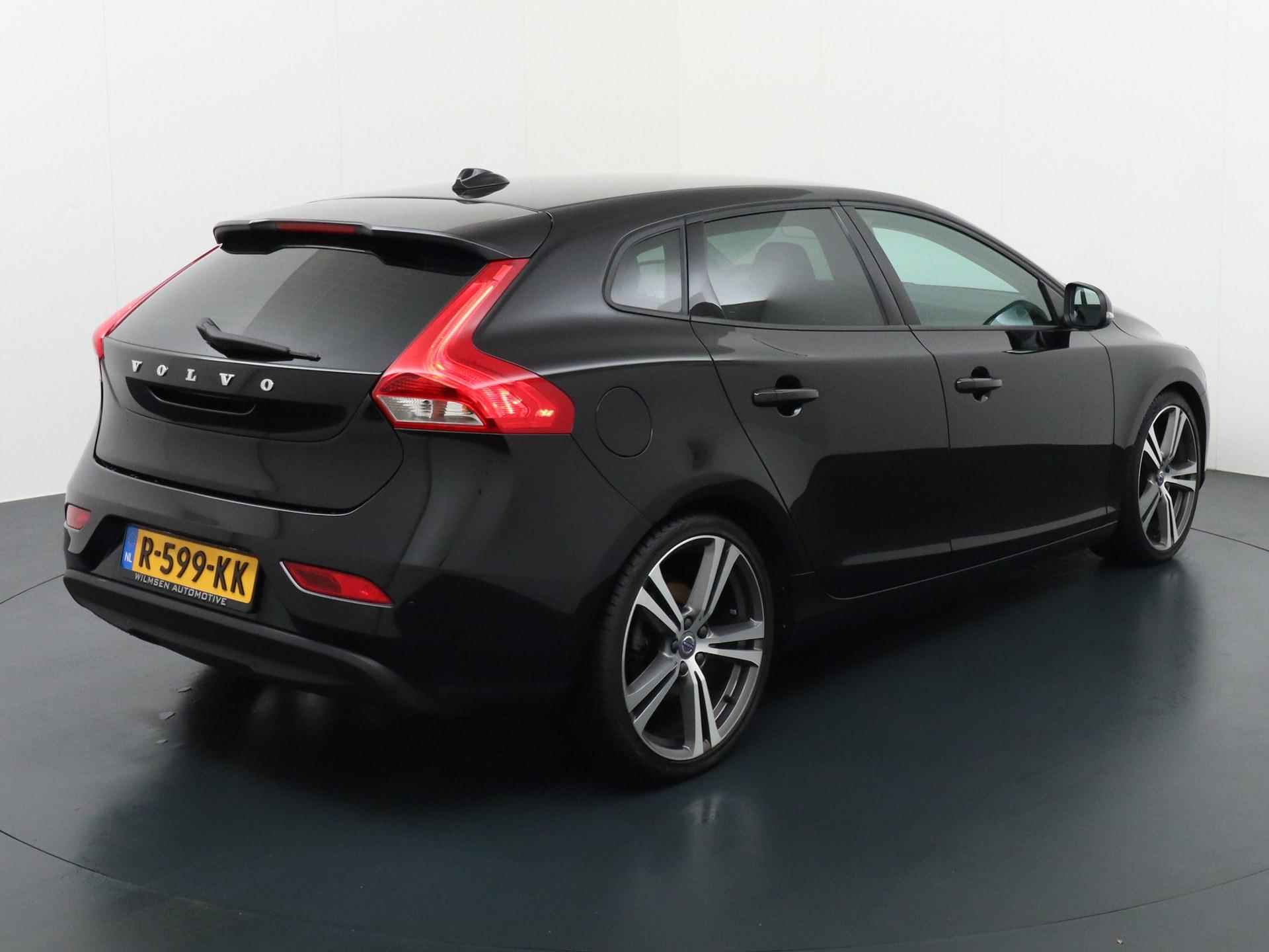 Volvo V40 2.0 T2 Nordic+ Volvo V40 2.0 T2 Inscription - 4/24