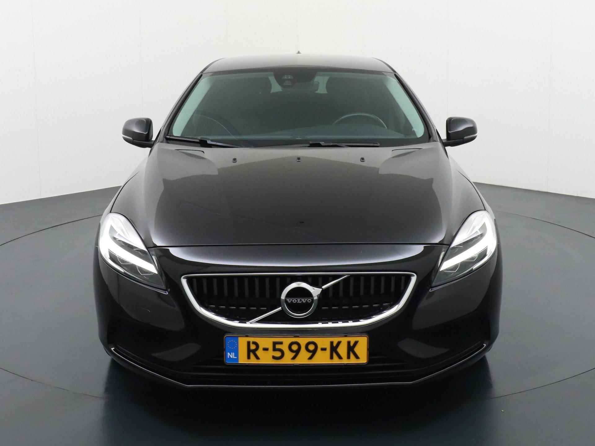 Volvo V40 2.0 T2 Nordic+ Volvo V40 2.0 T2 Inscription - 7/24