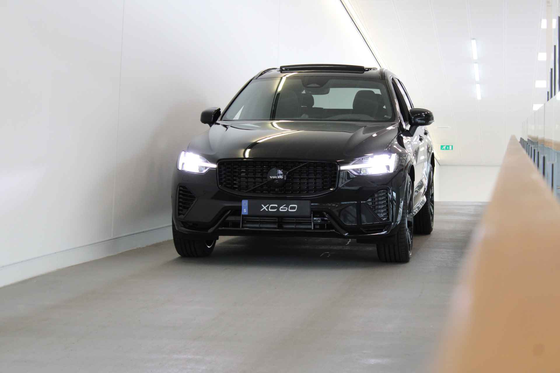 Volvo XC60 T6 350PK AWD Ultra Black Edition | Full Option! | Luchtvering | Massage | B&W Audio | 360º view - 73/73