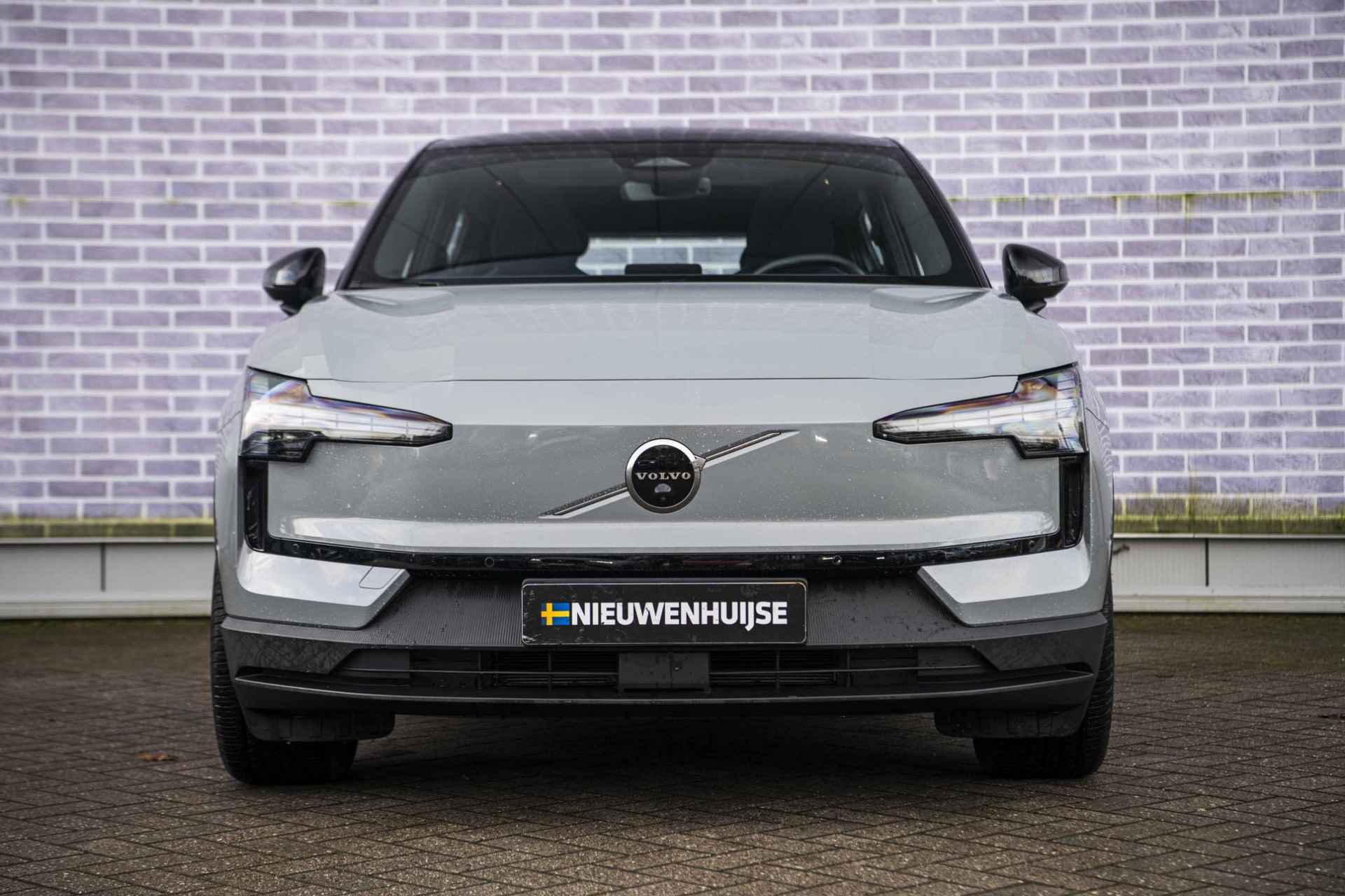 Volvo EX30 Single Motor Extended Range Ultra 69 kWh | Adapt. Cruise Control | BLIS | Sensoren voor + achter | Harman/Kardon | Trekhaak | 360 camera | Panorama dak | - 11/33