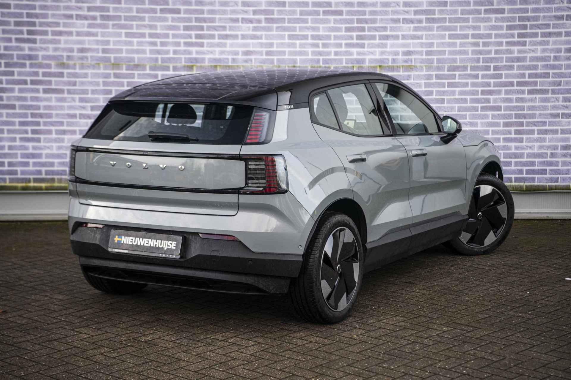 Volvo EX30 Single Motor Extended Range Ultra 69 kWh | Adapt. Cruise Control | BLIS | Sensoren voor + achter | Harman/Kardon | Trekhaak | 360 camera | Panorama dak | - 18/33