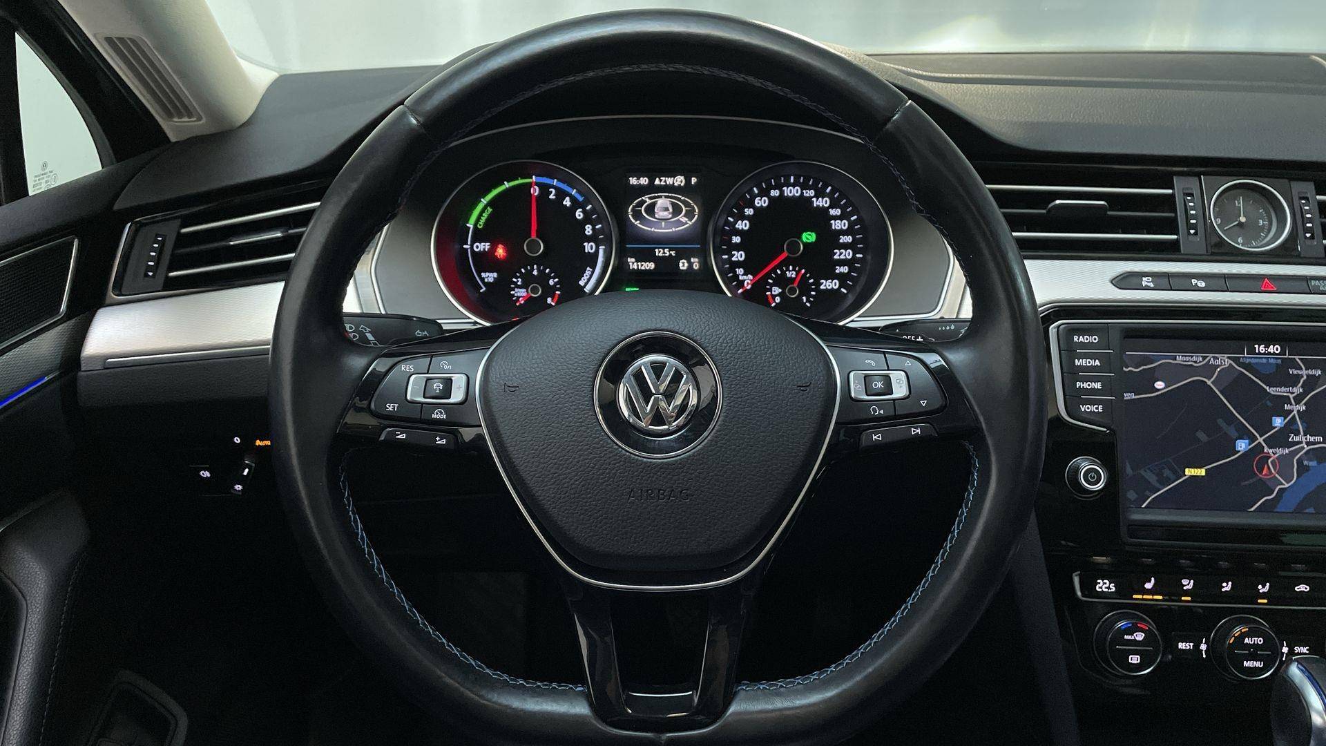 Volkswagen Passat Variant 1.4 TSI GTE Connected Series Plus Panoramadak Leder-Alcantara Camera DAB+ - 14/28
