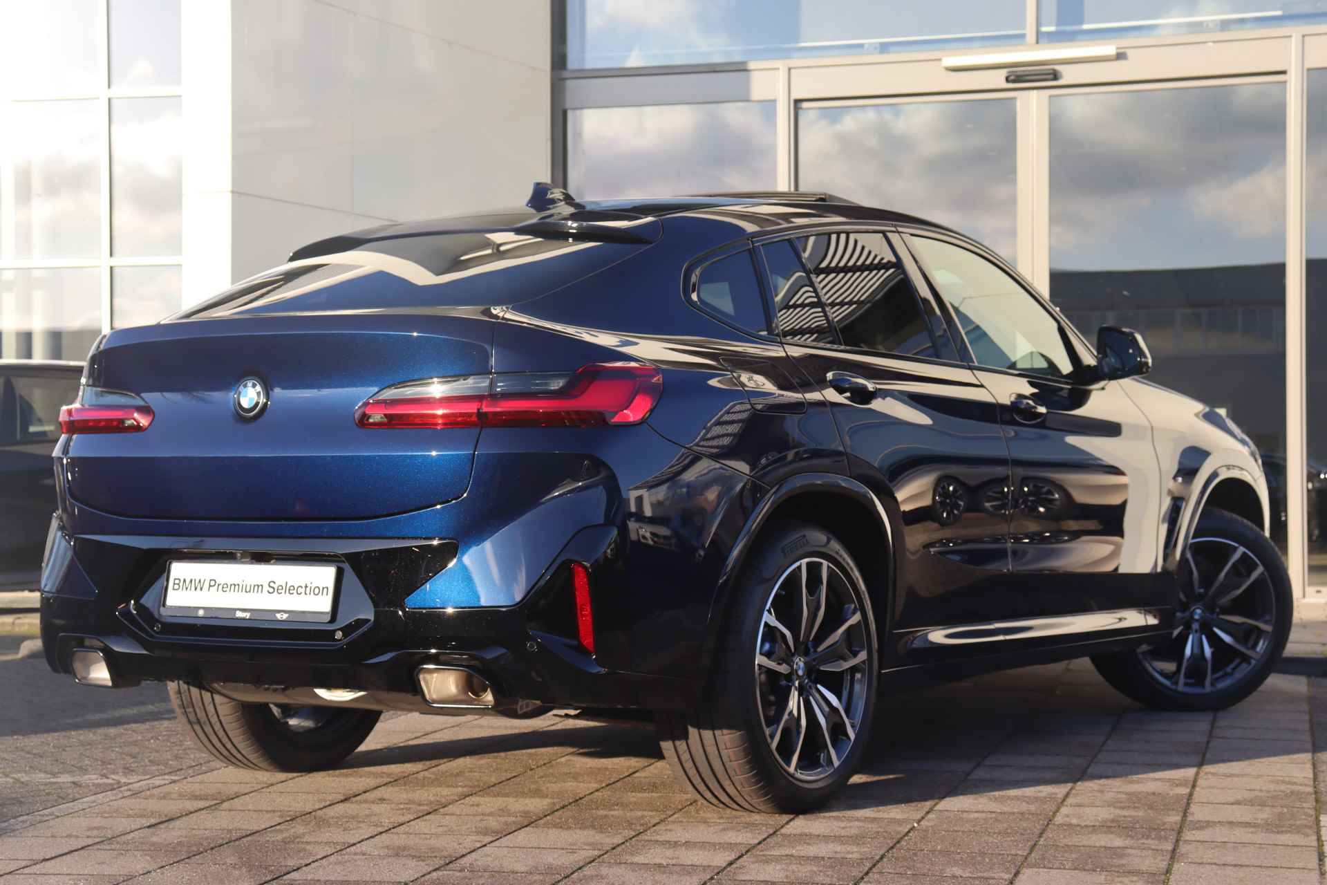 BMW X4 xDrive30i High Executive M Sport Automaat / Panoramadak / Trekhaak / Sportstoelen / Stoelverwarming / Laserlight / Head-Up / Harman Kardon / Live Cockpit Professional - 9/42